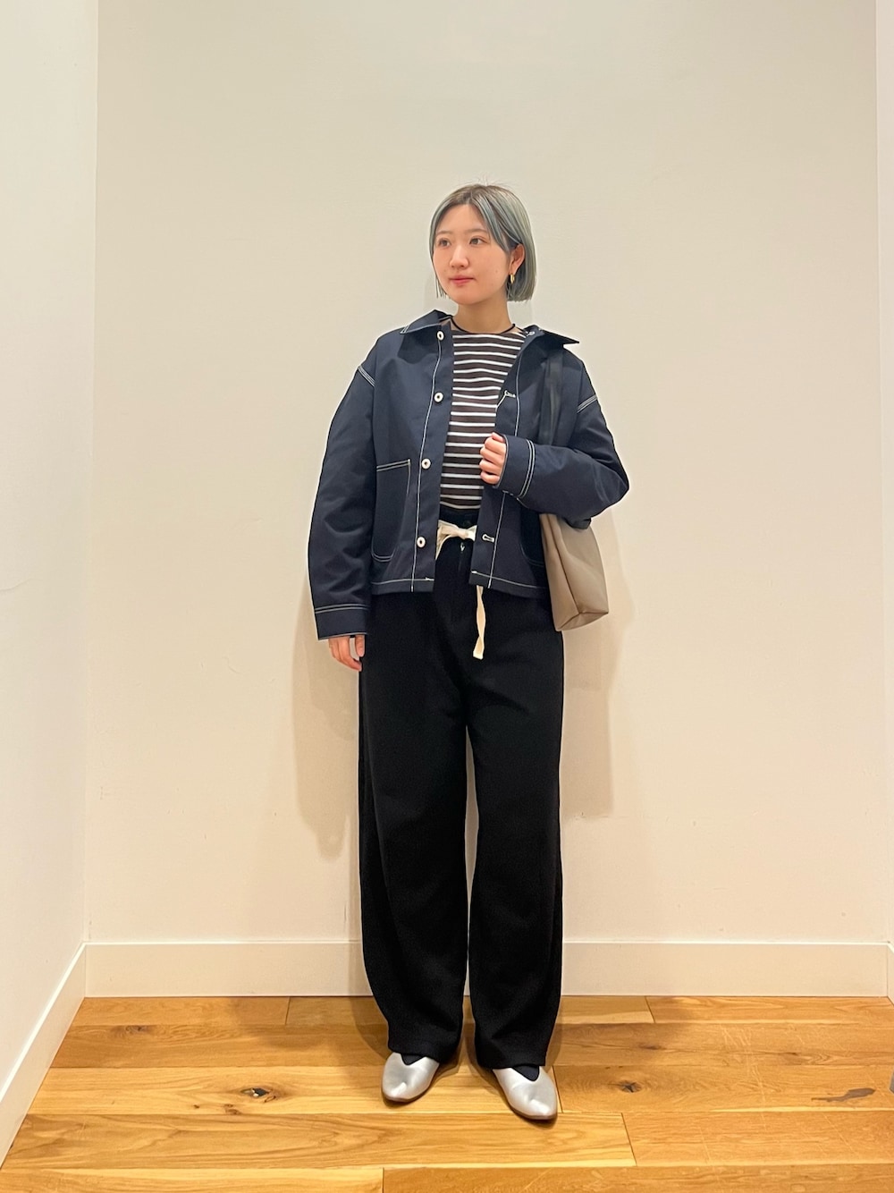 ブルー系のカバーオール、ブルー系のTシャツ/カットソーを着用したレディースの春コーディネートの1枚目の写真
