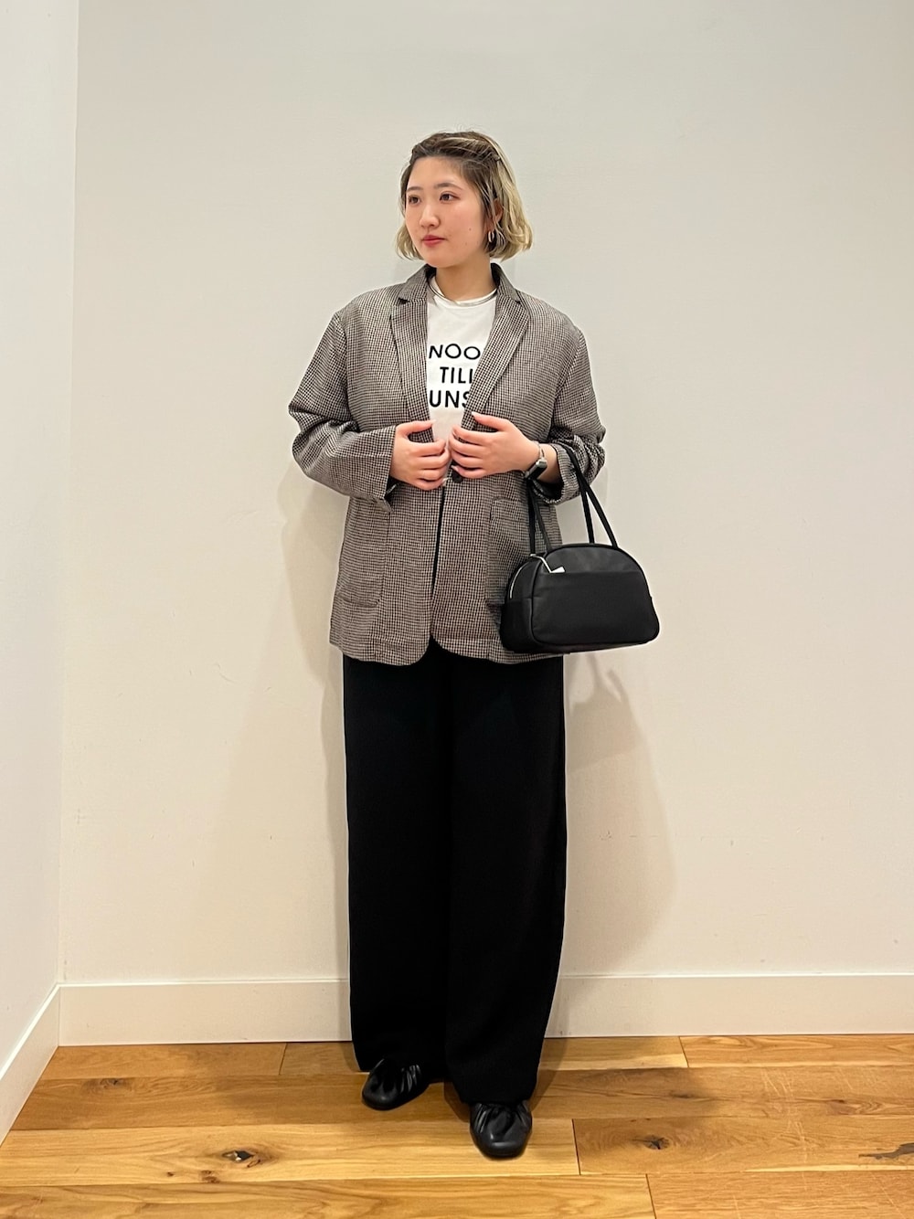 ブラック系のその他パンツ、その他のTシャツ/カットソー、ベージュ系のその他アウターを着用したレディースの春コーディネートの1枚目の写真