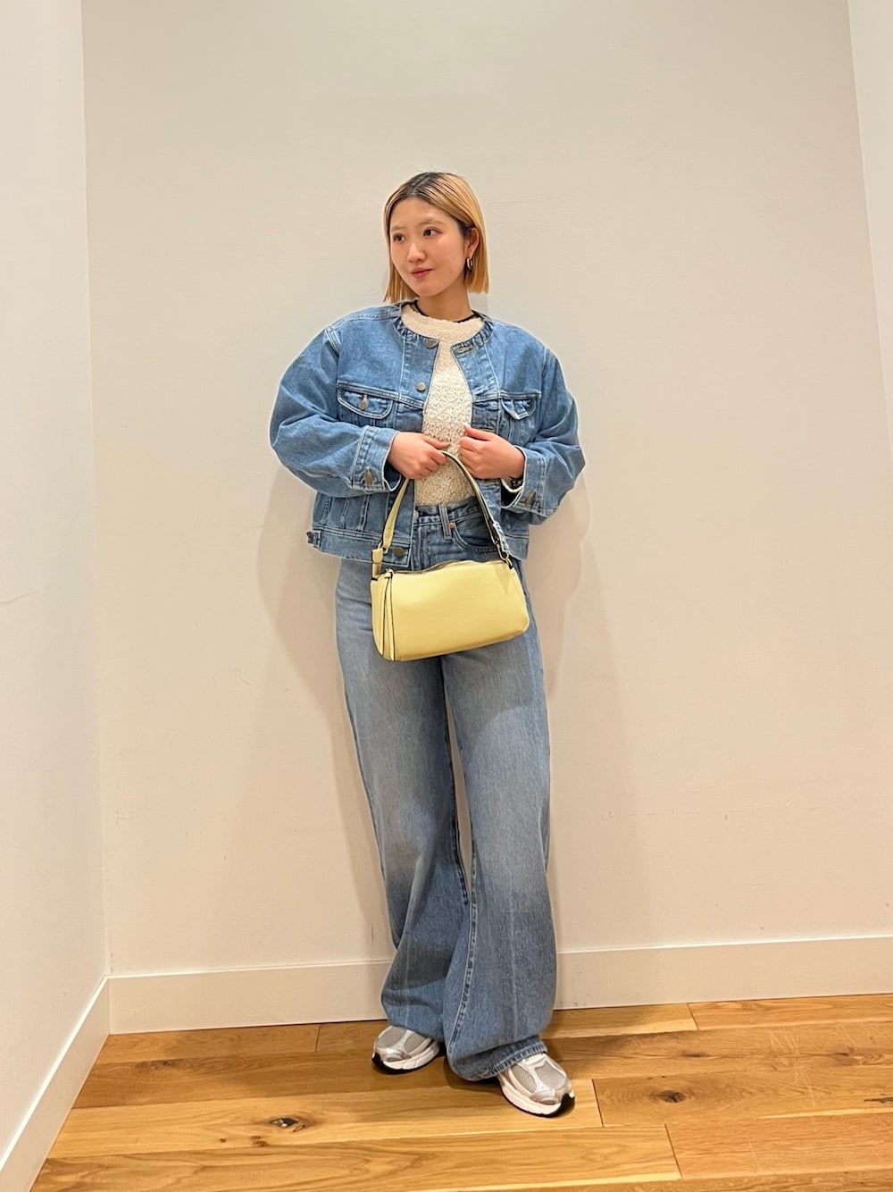 ホワイト系のTシャツ/カットソー、ブルー系のデニムジャケット、ブルー系のデニムパンツを着用したレディースの冬コーディネートの1枚目の写真