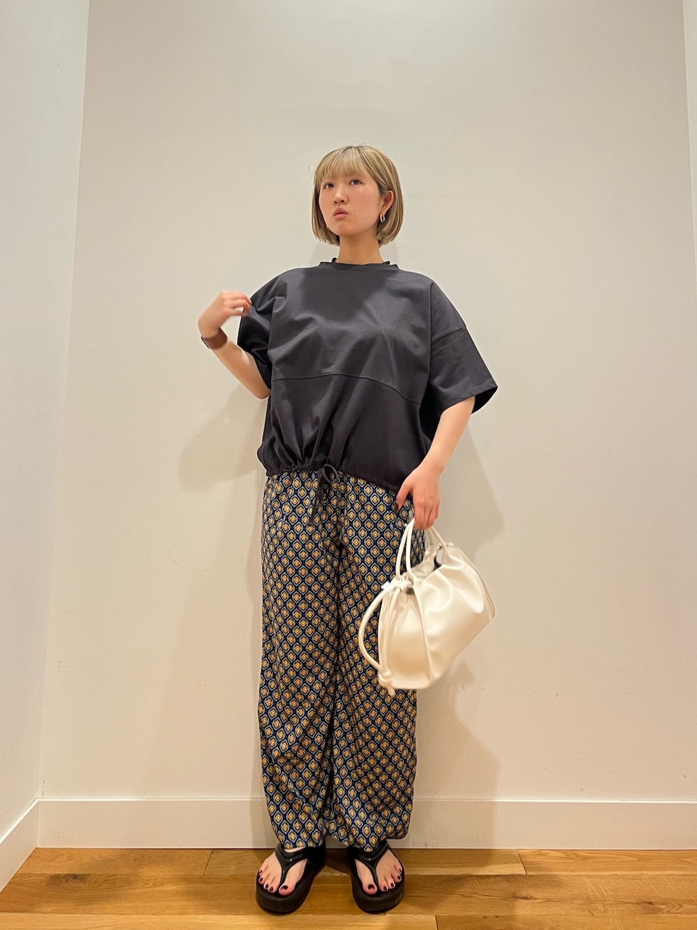 グレー系のTシャツ/カットソー、ブルー系のその他パンツを着用したレディースの夏コーディネートの1枚目の写真