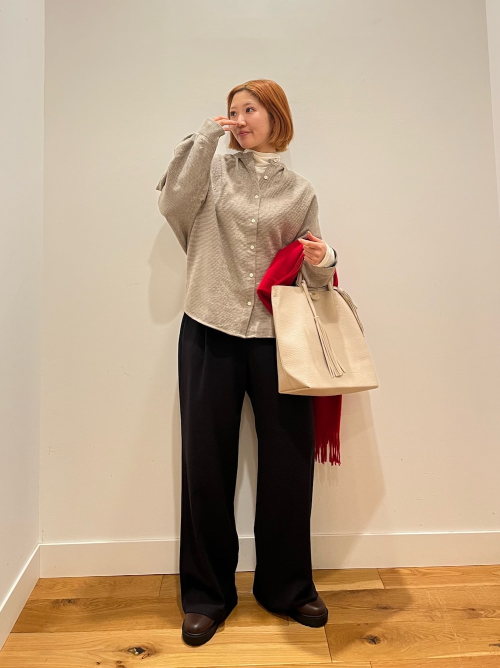 ベージュ系のシャツ/ブラウス、ホワイト系のTシャツ/カットソー、ベージュ系のバッグを着用したレディースの冬コーディネートの1枚目の写真