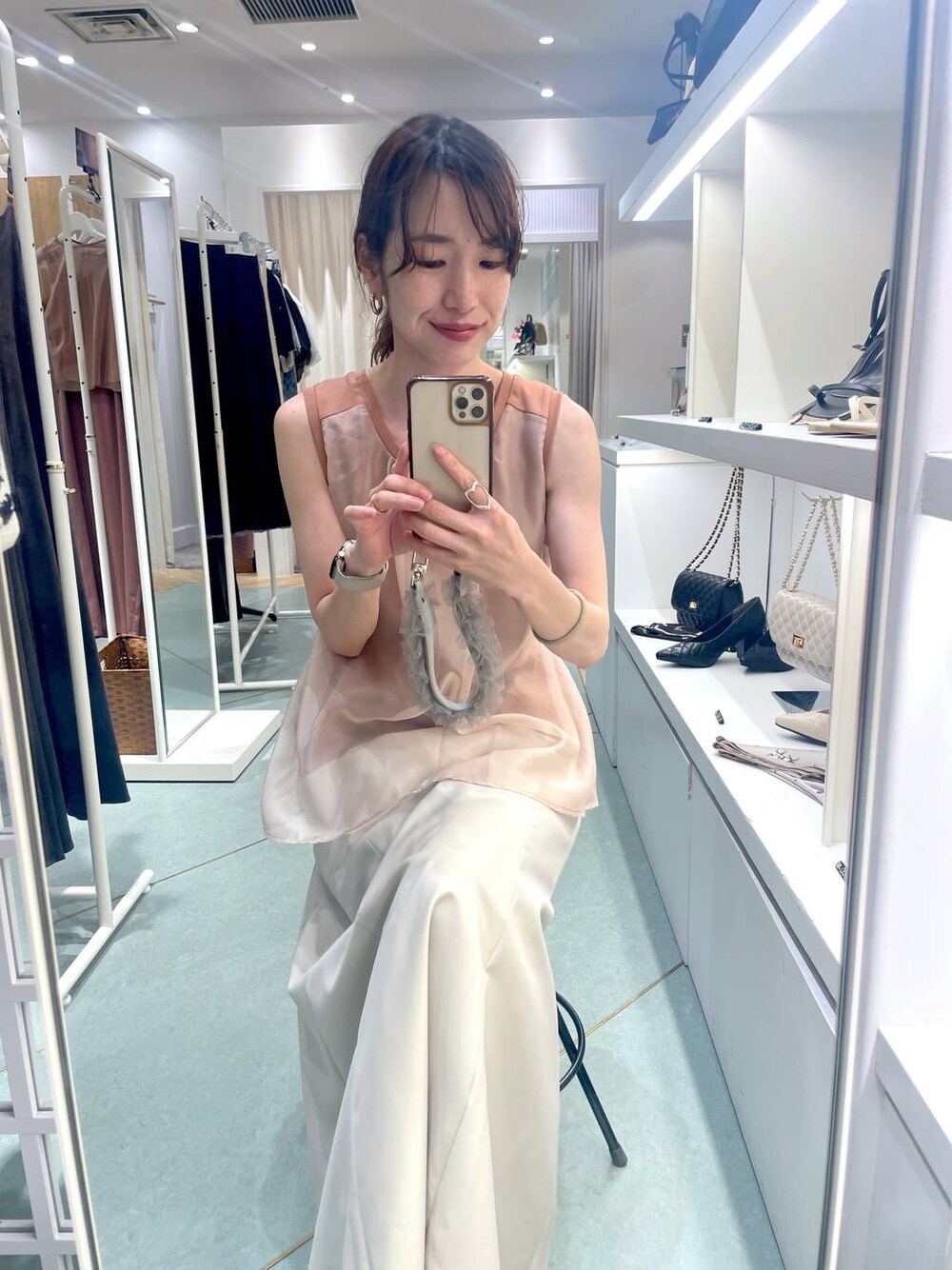 「リラックス、ヘルシー、ナチュラル、きれいめ、Andemiu、サンダル、きれいめカジュアル、おでかけ、スカート、夏コーデ、Tシャツ、ロングスカート、ショルダーバッグ、ハンドバッグ、大人カジュアル」｜「Andemiuのアソートマーメイドスカート136057（スカート、ホワイト系）」を使った、miuさん（レディース・157cm）の夏コーディネートの1枚目の写真