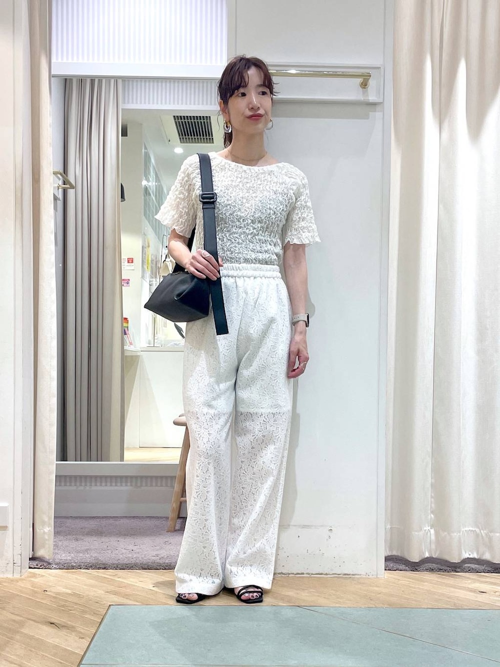 「パンツ、夏コーデ、おでかけ、大人カジュアル、きれいめカジュアル、モノトーン、フェミニン、セールコーデ、サマーセール、リラックス、ヘルシー、ナチュラル、きれいめ、Andemiu」｜「AndemiuのシャーリングカットＴ125016（Tシャツ/カットソー、ホワイト系）」を使った、miuさん（レディース・157cm）の夏コーディネートの1枚目の写真