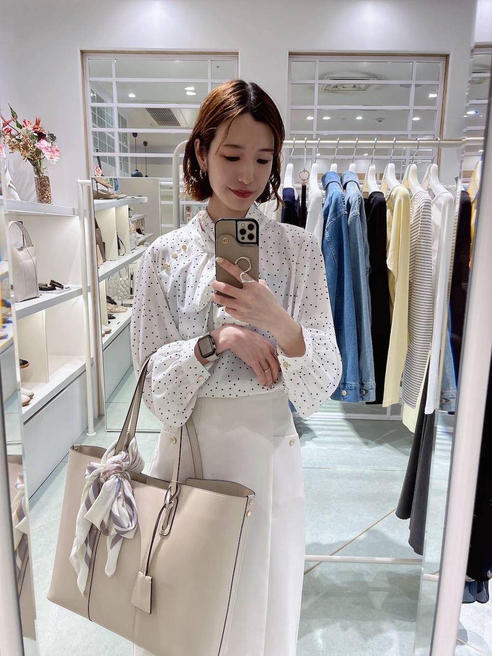 ホワイト系のシャツ/ブラウス、ホワイト系のトートバッグ、ホワイト系のスカートを着用したレディースの春コーディネートの1枚目の写真