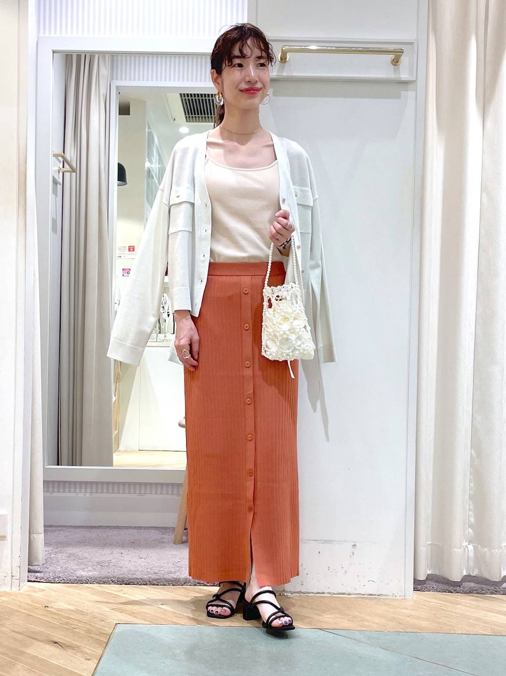 「きれいめ、Andemiu、大人カジュアル、きれいめカジュアル、ロングスカート、カーディガン、キャミソール、おでかけ、リラックス、ヘルシー、ナチュラル、スカート、ハンドバッグ、秋コーデ」｜「AndemiuのパールミニBAG124559（ショルダーバッグ、ホワイト系）」を使った、miuさん（レディース・157cm）の夏コーディネートの1枚目の写真