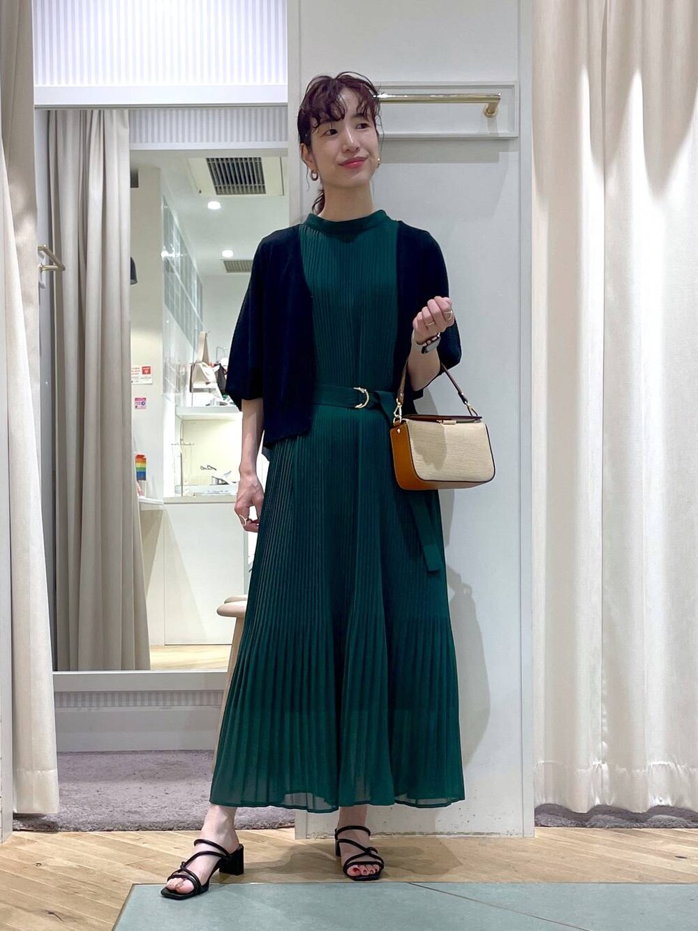「サンダル、ワンピース、大人カジュアル、カーディガン、夏コーデ、きれいめカジュアル、モテ、フェミニン、リラックス、ヘルシー、ナチュラル、きれいめ、Andemiu」｜「Andemiuのアソートプリーツノースリーブワンピース126361（ワンピース、グリーン系）」を使った、miuさん（レディース・157cm）の夏コーディネートの1枚目の写真