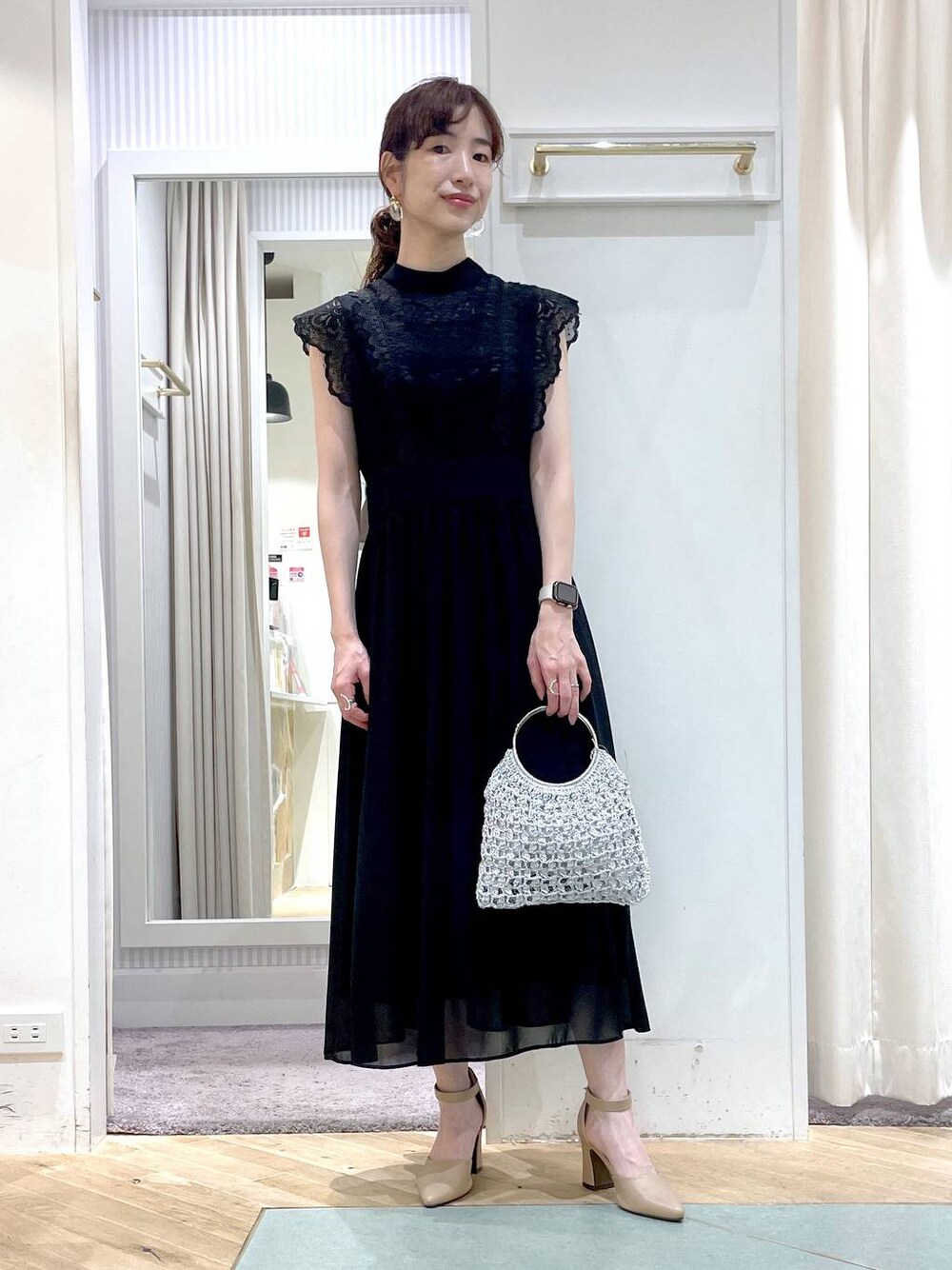 「リラックス、ヘルシー、ナチュラル、きれいめ、Andemiu、結婚式2次会、おでかけ、デート/ロマンティック、デートコーデ、ワンピース、パンプス、着痩せ・細見え、着痩せ」｜「AndemiuのメタリックヤーンBAG125042（ハンドバッグ、シルバー系）」を使った、miuさん（レディース・157cm）の夏コーディネートの1枚目の写真
