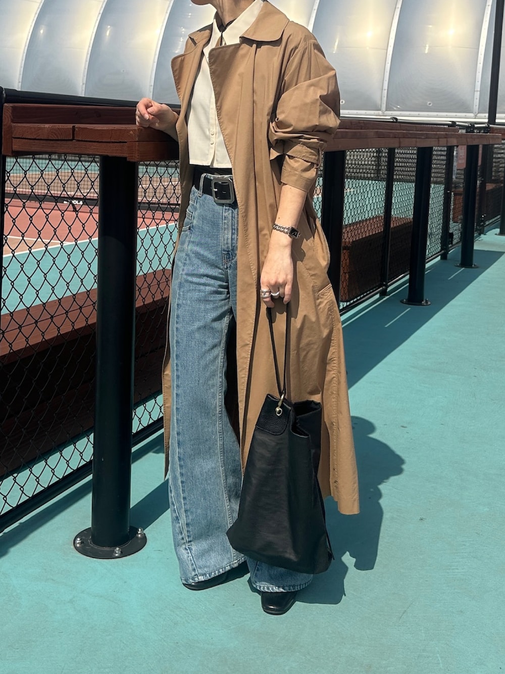 「キレイめカジュアル、TOFF & LOADSTONE、TOFF&LOADSTONE、春服、ナイロンバッグ、マルジェラデニム、Maison Margiela、トレンチコート、デニム、オトナカジュアル、トフ＆ロードストーン」｜「TOFF&LOADSTONEのザック ミニマル（ショルダーバッグ、ブラック系）」を使った、NAOさん（レディース・157cm）の春コーディネートの1枚目の写真