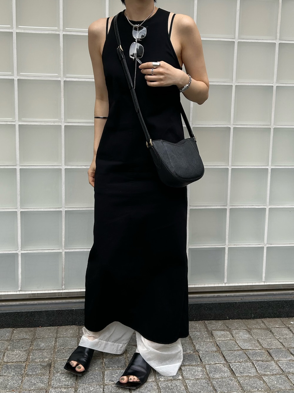 「TOFF&LOADSTONE、TOFF & LOADSTONE、トフ＆ロードストーン、ショルダーバッグ、モノトーン、オトナカジュアル、レザーバッグ、ワンピース、夏コーデ」｜「TOFF&LOADSTONEのウィズショルダー（ショルダーバッグ、ブラック系）」を使った、NAOさん（レディース・157cm）の夏コーディネートの1枚目の写真