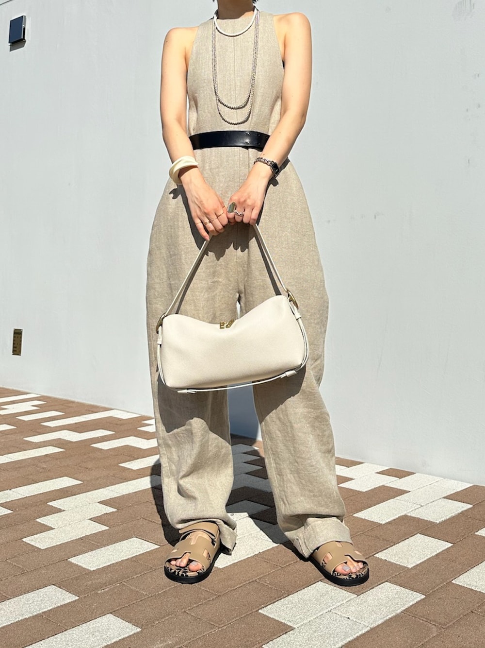 「TOFF & LOADSTONE、TOFF&LOADSTONE、トフ＆ロードストーン、ショルダーバッグ、ワンショルダー、オールインワン、リネン、レザーバッグ、夏ルックで気分アップ、キレイめカジュアル」｜「TOFF&LOADSTONEのイージー（M）（ハンドバッグ、ホワイト系）」を使った、NAOさん（レディース・157cm）の夏コーディネートの1枚目の写真