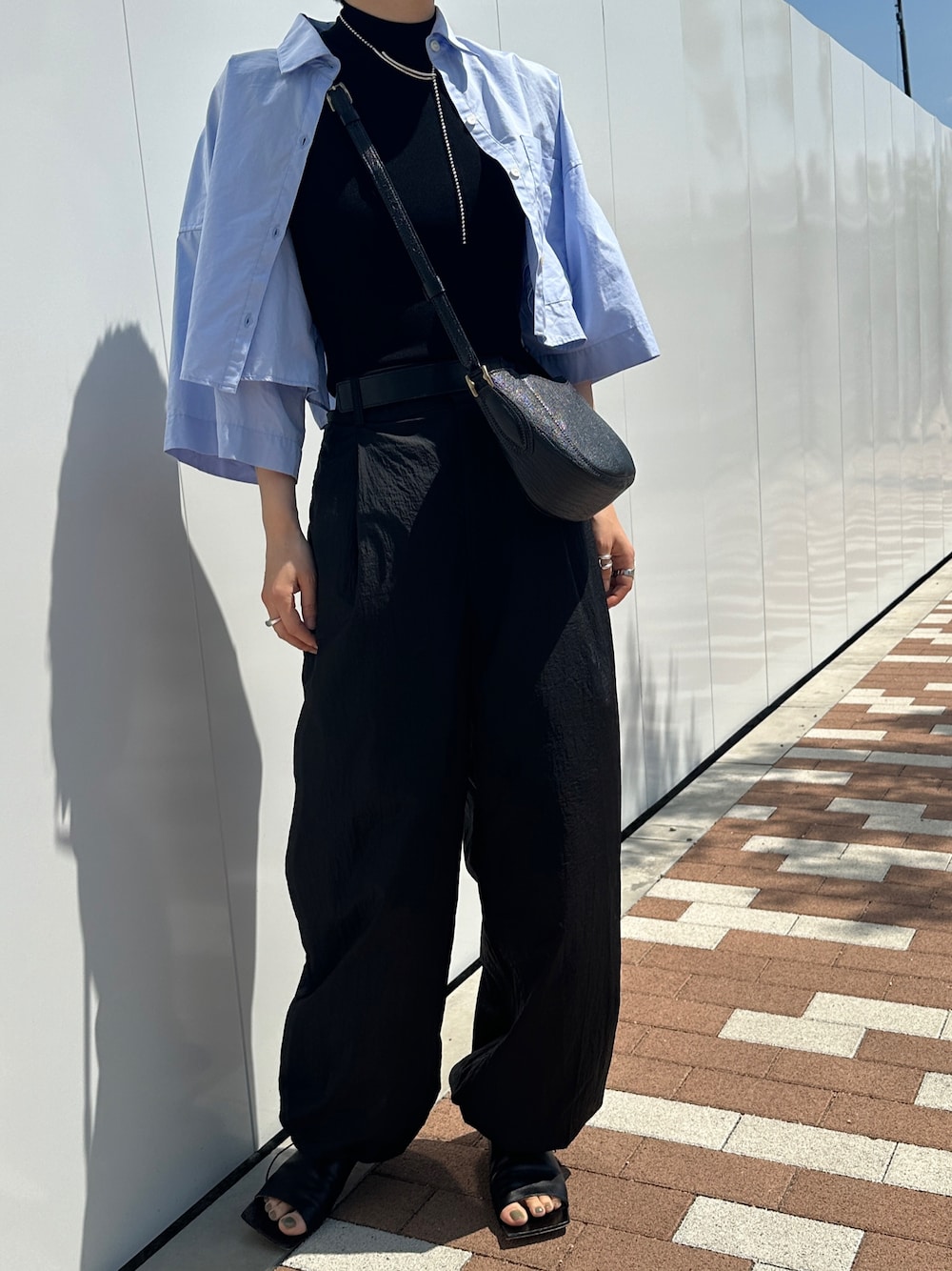 「カジュアルコーデ、春夏コーデ、サンダル、TOFF&LOADSTONE、TOFF & LOADSTONE、トフ＆ロードストーン、ショルダーバッグ、本革、ミニショルダー、シャツスタイル、シャツコーデ」｜「TOFF&LOADSTONEのウィズショルダー（ショルダーバッグ、ブラック系）」を使った、NAOさん（レディース・157cm）の春コーディネートの1枚目の写真