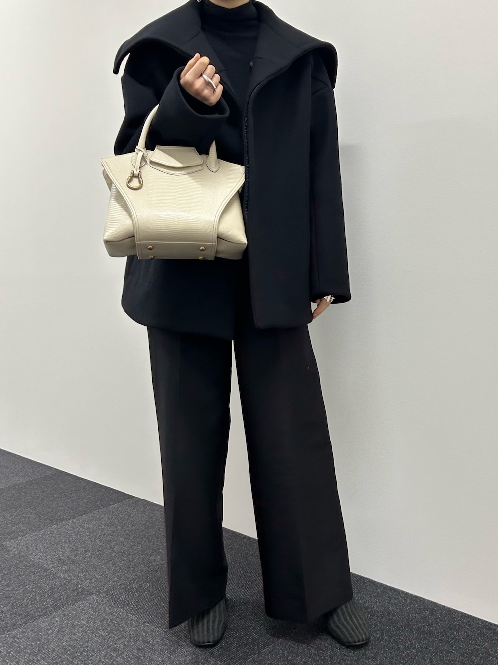 「TOFF&LOADSTONE、TOFF & LOADSTONE、トフ＆ロードストーン、シンプル、大人女子、大人コーデ、コート、ブラック、ブラックコーデ、ハンドバッグ、エクリュ」｜「TOFF&LOADSTONEの【ビアン(M)】 ハンドバッグ（ハンドバッグ、ベージュ系）」を使った、NAOさん（レディース・157cm）の冬コーディネートの1枚目の写真