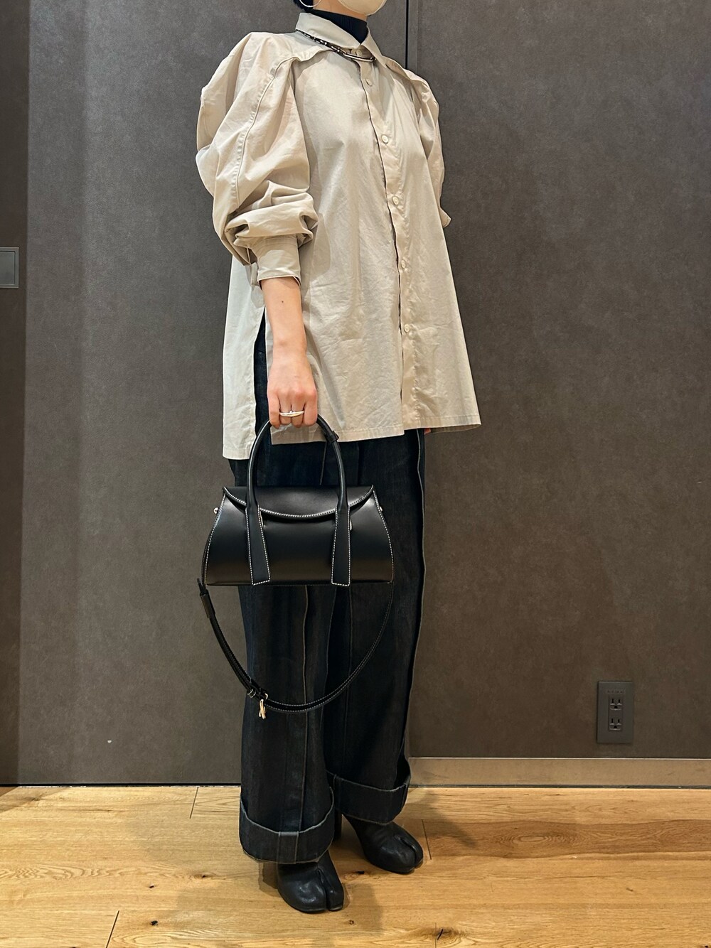 「TOFF & LOADSTONE、TOFF&LOADSTONE、トフ＆ロードストーン、バッグ、ハンドバッグ、シンプル、大人カジュアル、30代コーデ、シャツスタイル」｜「TOFF&LOADSTONEのCLASSY 1月号／STORY 1月号掲載【コロン】ハンドバッグ（ハンドバッグ、ブラック系）」を使った、NAOさん（レディース・157cm）の冬コーディネートの1枚目の写真