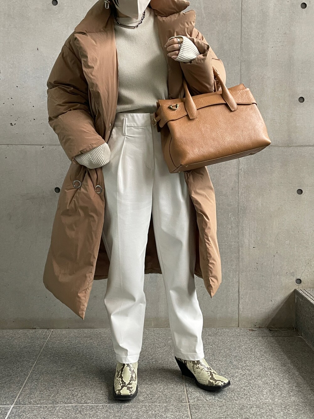 「TOFF&LOADSTONE、トフ＆ロードストーン、TOFF & LOADSTONE、シンプル、大人女子、冬コーデ、ダウンコート、ダウン、ホワイトコーデ、キャメル、キャメルアウター、トートバッグ、A4サイズ収納可(バッグ サイズ)」｜「TOFF&LOADSTONEの【パイル トート】（トートバッグ、イエロー系）」を使った、NAOさん（レディース・157cm）の冬コーディネートの1枚目の写真
