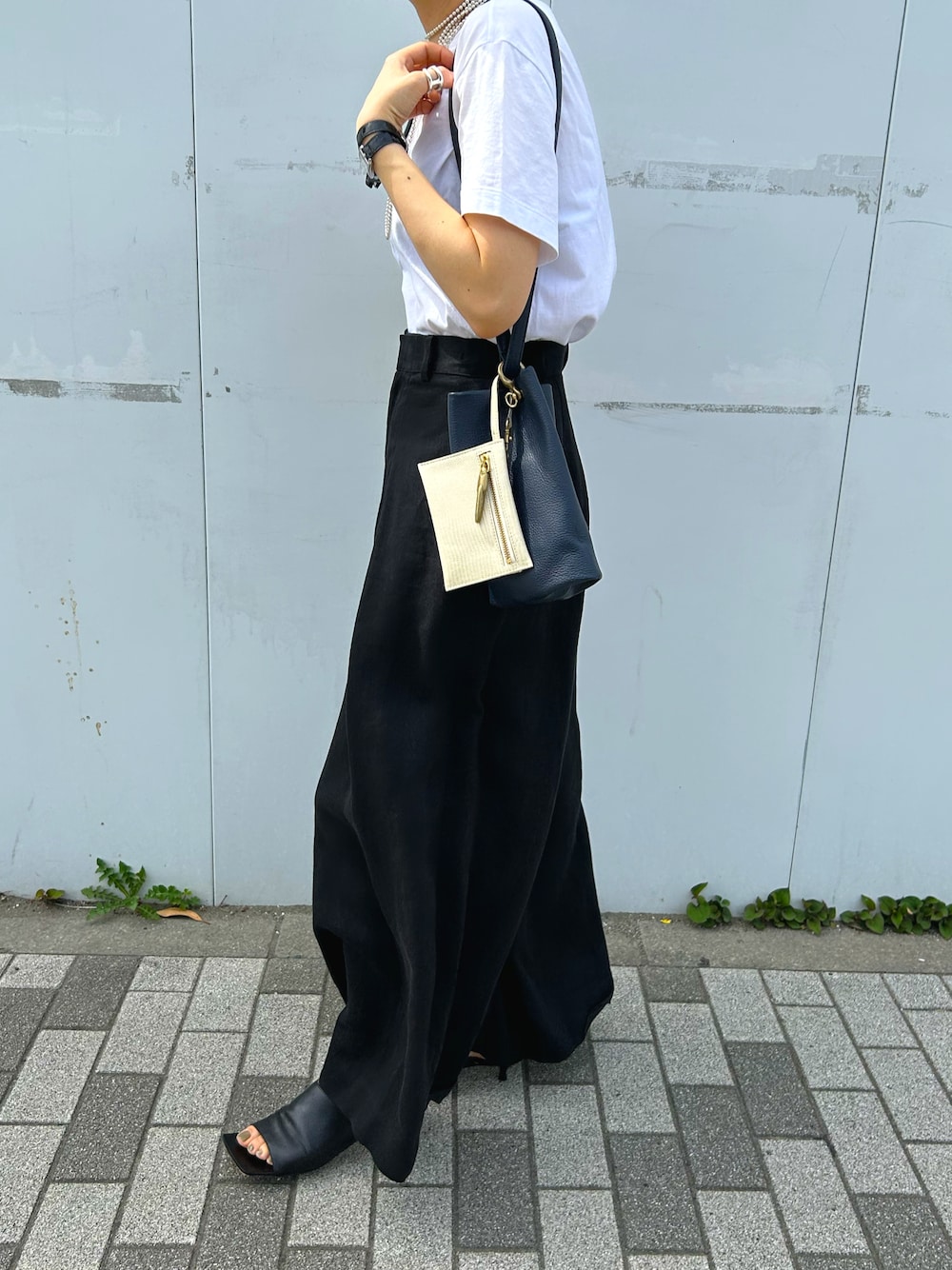 「TOFF&LOADSTONE、TOFF & LOADSTONE、トフ＆ロードストーン、Tシャツ、きれいめカジュアル、オトナカジュアル、モノトーン、大人コーデ」｜「Maison Margielaのアイテム（Tシャツ/カットソー、ホワイト系）」を使った、NAOさん（レディース・157cm）の夏コーディネートの1枚目の写真