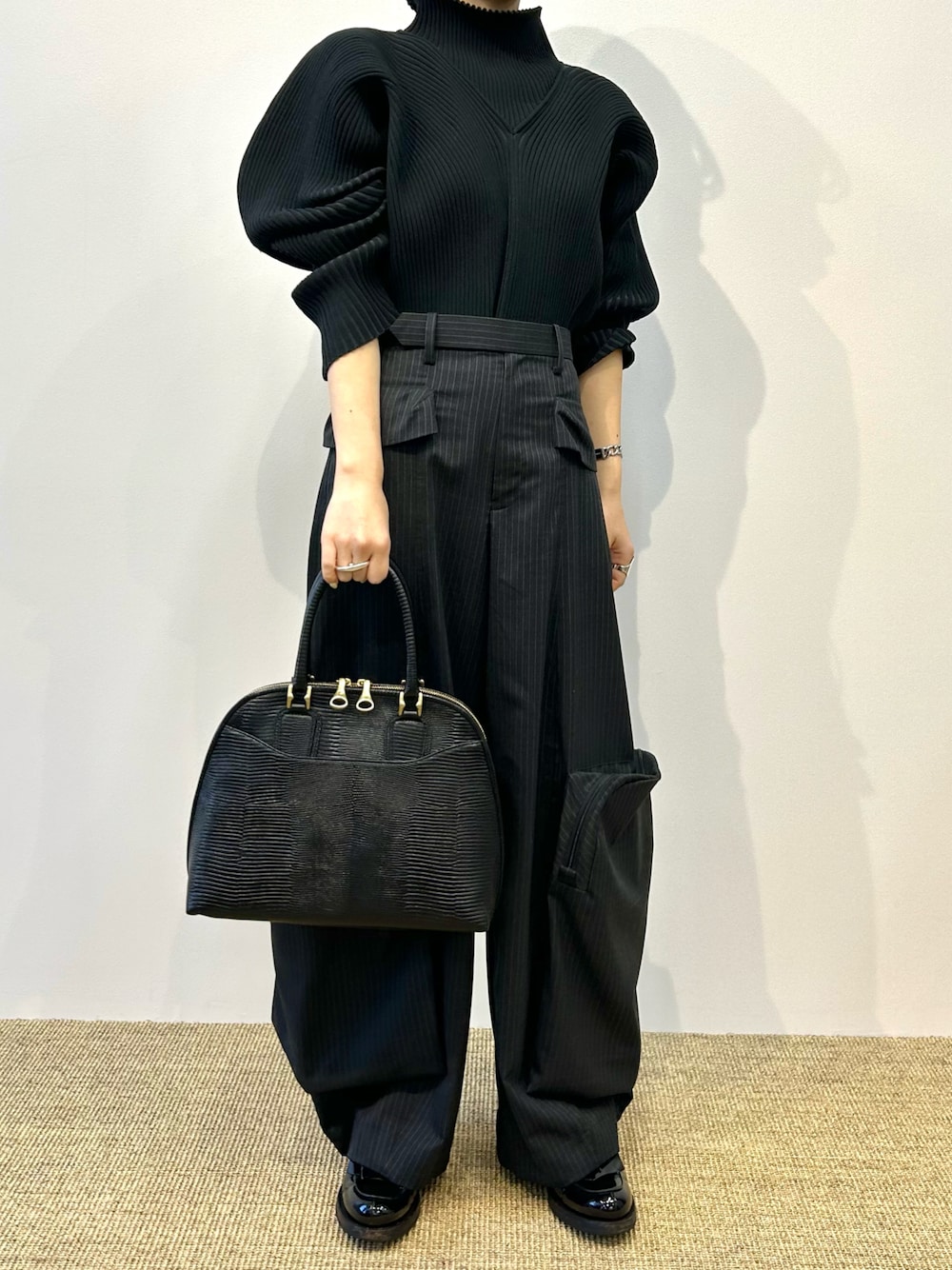 「TOFF&LOADSTONE、TOFF & LOADSTONE、トフ＆ロードストーン、バッグ、ハンドバッグ、本革、ローファー、きれいめカジュアル、シンプルコーデ、大人女子」｜「TOFF&LOADSTONEの【マジェ】ハンドバッグ（ハンドバッグ、ブラック系）」を使った、NAOさん（レディース・157cm）の春コーディネートの1枚目の写真
