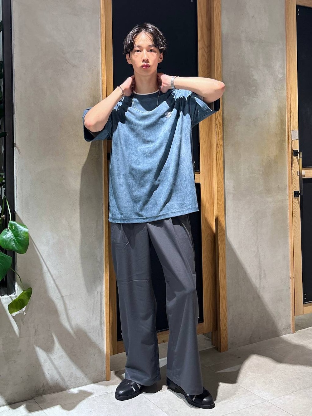 「女子ウケ、ベーシック/シンプル、きれいめ、デート/ロマンティック、春コーデ、夏コーデ、ラフ、モテ、Tシャツ、ネックレス、スラックス、ワイドパンツ、RAGEBLUE」｜「RAGEBLUEのシンセティックレザー/フェイクスウェードグルカシューズ（ドレスシューズ、ブラック系）」を使った、 koutaさん（メンズ・173cm）の夏コーディネートの1枚目の写真