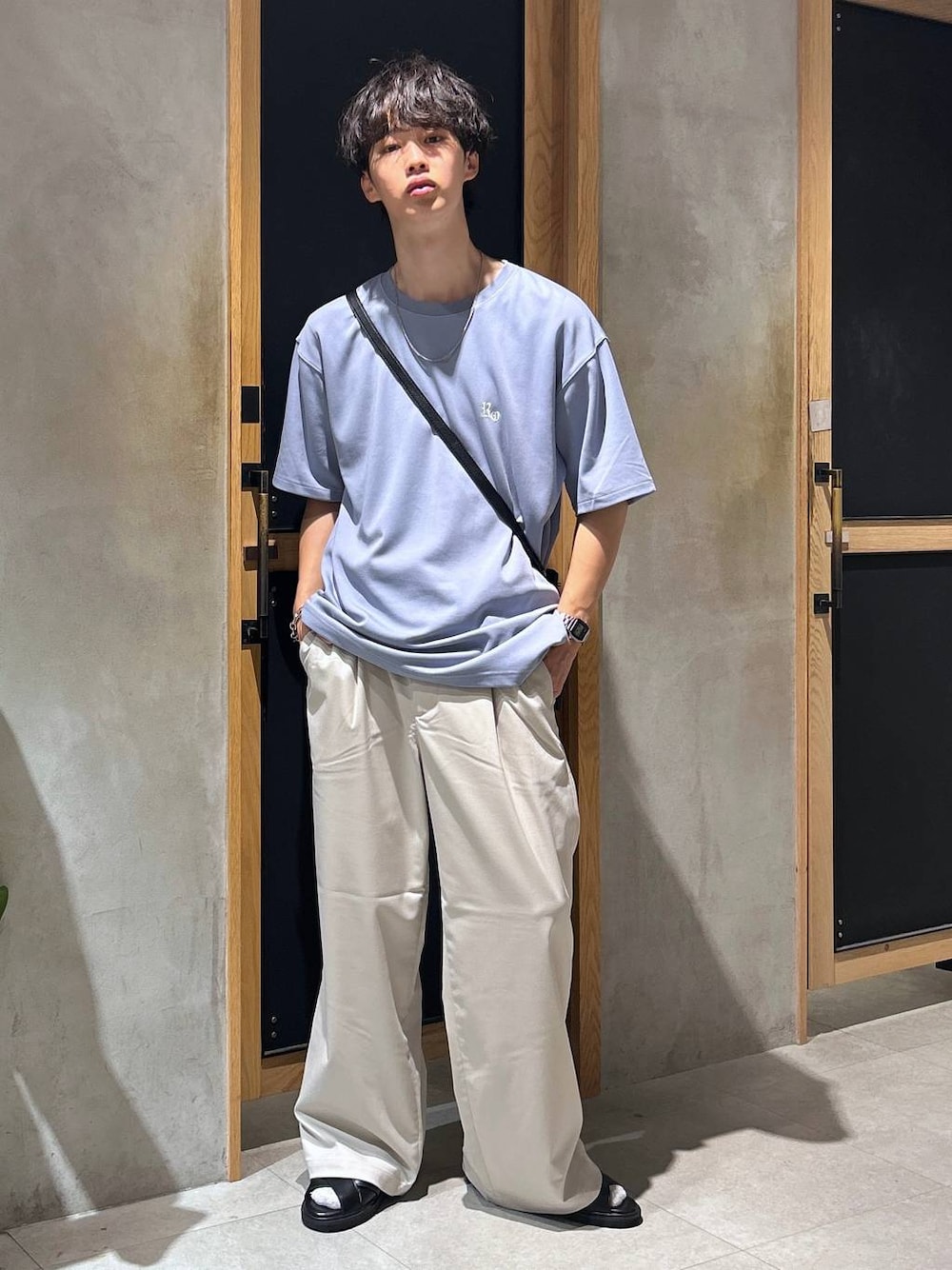 「女子ウケ、きれいめ、ベーシック/シンプル、デート/ロマンティック、春コーデ、夏コーデ、ラフ、モテ、Tシャツ、ネックレス、スラックス、ワイドパンツ、RAGEBLUE、サンダル」｜「RAGEBLUEのシンセティックレザー/クロスストラップサンダル（サンダル、ブラック系）」を使った、 koutaさん（メンズ・173cm）の夏コーディネートの1枚目の写真