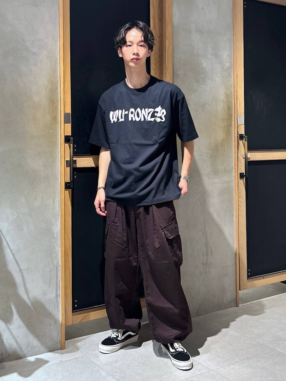 「女子ウケ、ベーシック/シンプル、デート/ロマンティック、春コーデ、夏コーデ、ラフ、モテ、Tシャツ、ネックレス、ワイドパンツ、RAGEBLUE、スニーカー、ミリタリー、ストリート」｜「RAGEBLUEのM-65/ワイドストレートジャーマンバギーミリタリーカーゴパンツ（カーゴパンツ、ブラウン系）」を使った、 koutaさん（メンズ・173cm）の夏コーディネートの1枚目の写真