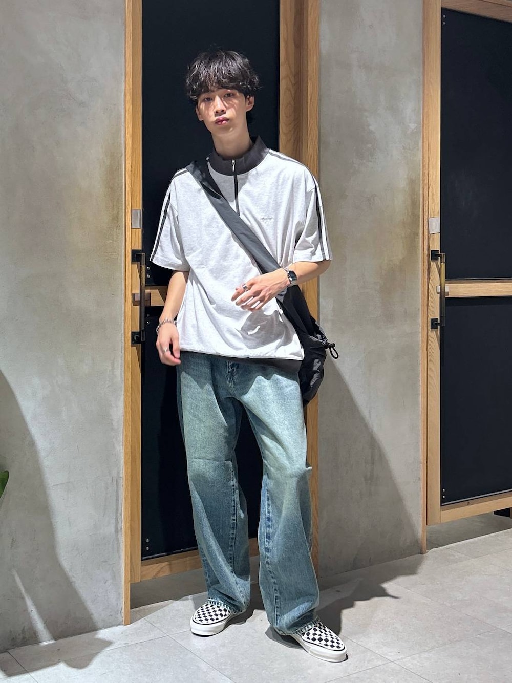 「カジュアル、春コーデ、夏コーデ、ラフ、モテ、女子ウケ、ベーシック/シンプル、デート/ロマンティック、Tシャツ、ワイドパンツ、RAGEBLUE、ショルダーバッグ、デニムパンツ」｜「RAGEBLUEの12オンス/ルーズフィットデニムバギーパンツ5P（デニムパンツ、ブルー系）」を使った、 koutaさん（メンズ・173cm）の夏コーディネートの1枚目の写真