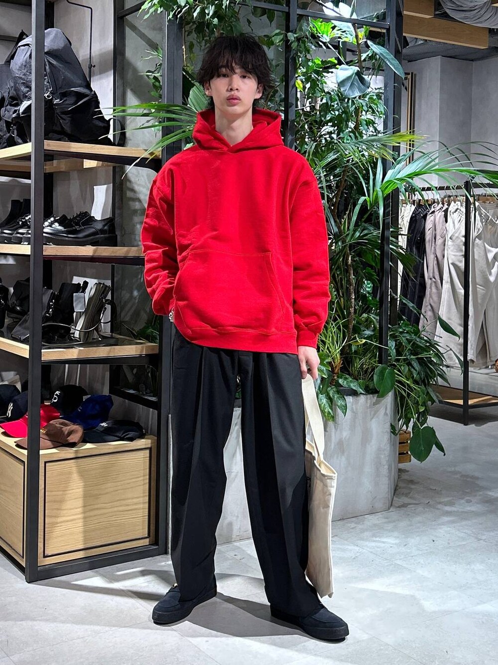「テーパードパンツ、スウェット、カジュアル、女子ウケ、ベーシック/シンプル、春コーデ、冬コーデ、ラフ、Tシャツ、ネックレス、ワイドパンツ、RAGEBLUE、シンプルコーデ、きれいめカジュアル、シンプル」｜「RAGEBLUEのアソートWテーラードジャケット/シングルジャケット【セットアップ対応】（テーラードジャケット、ブラック系）」を使った、 koutaさん（メンズ・173cm）の春コーディネートの1枚目の写真