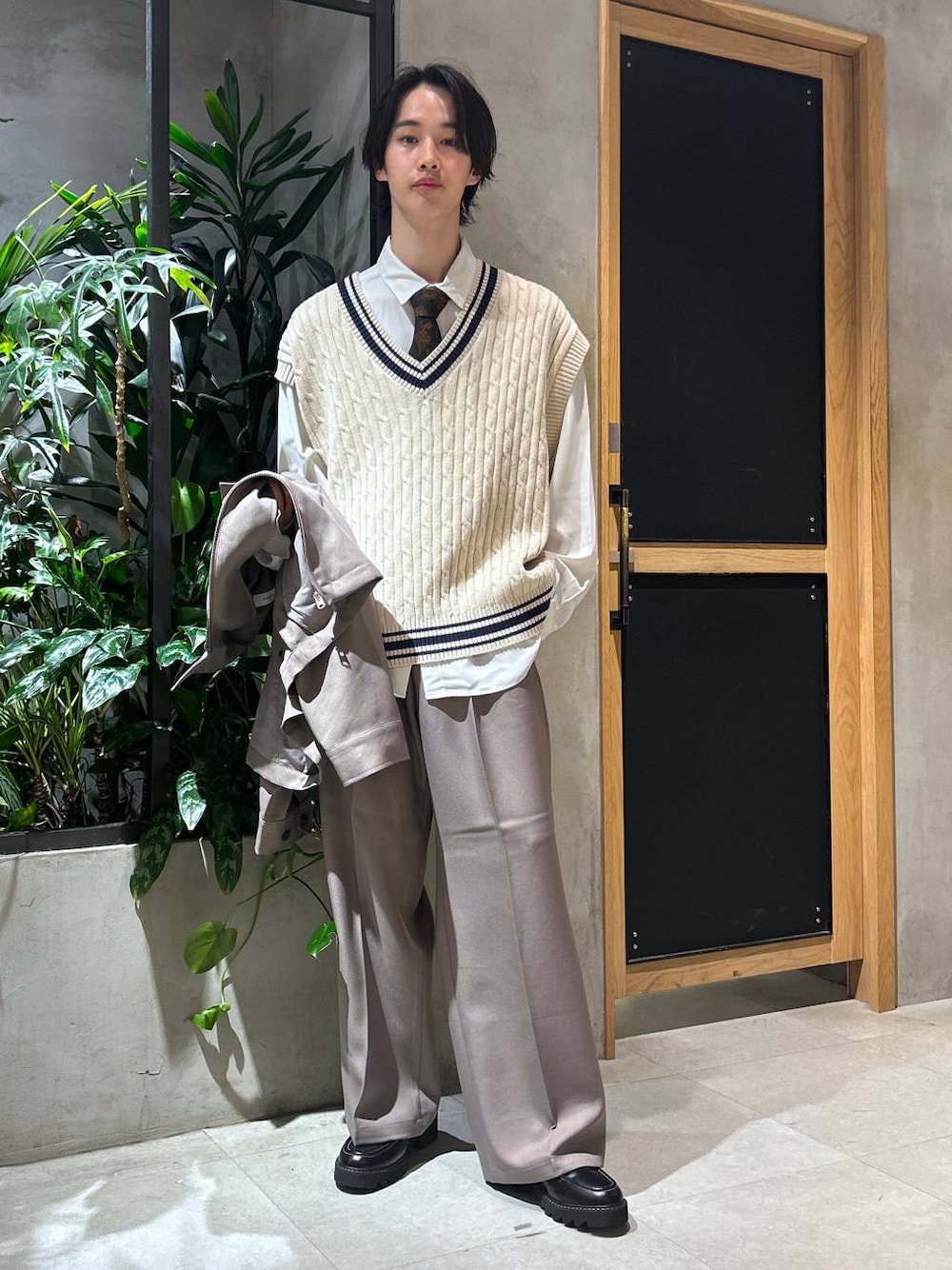 「きれいめ、春コーデ、ラフ、RAGEBLUE、シンプルコーデ、シンプル、ニットベスト、スラックス、ベスト、セットアップ、ブルゾン、トラッド、ローファー、シャツ、女子ウケ」｜「RAGEBLUEの【LUXURY+EASY】ラグイージー/オーバーサイズドレープシャツ（シャツ/ブラウス、ホワイト系）」を使った、 koutaさん（メンズ・173cm）の春コーディネートの1枚目の写真