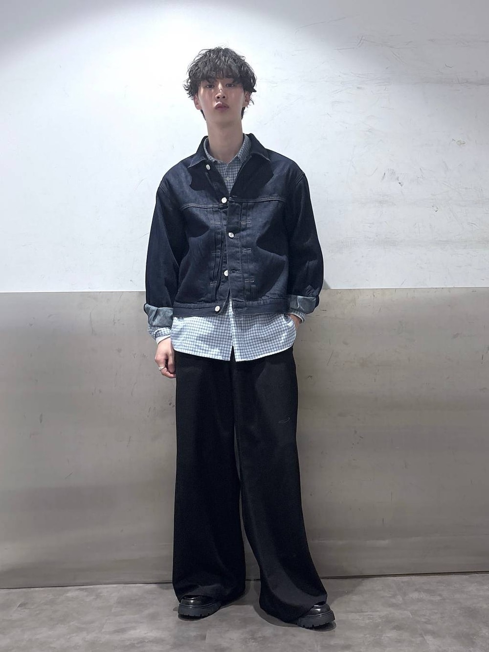 ブラック系のドレスシューズ、ブルー系のデニムジャケット、ブラック系のスラックスを着用したメンズの冬コーディネートの1枚目の写真