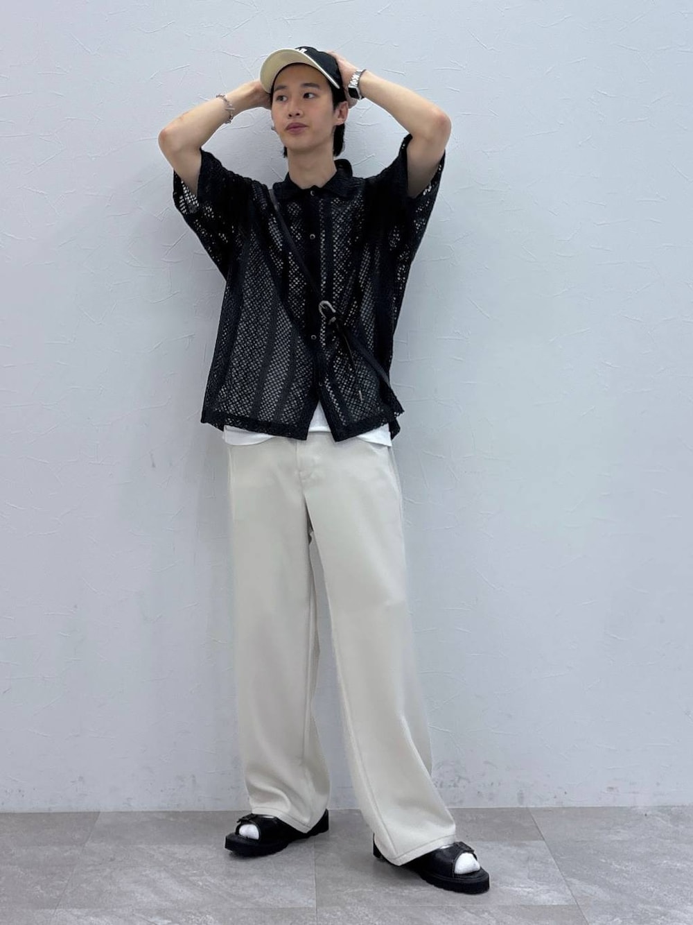 ブラック系のショルダーバッグ、ブラック系のシャツ/ブラウス、ブラック系のサンダルを着用したメンズの夏コーディネートの1枚目の写真