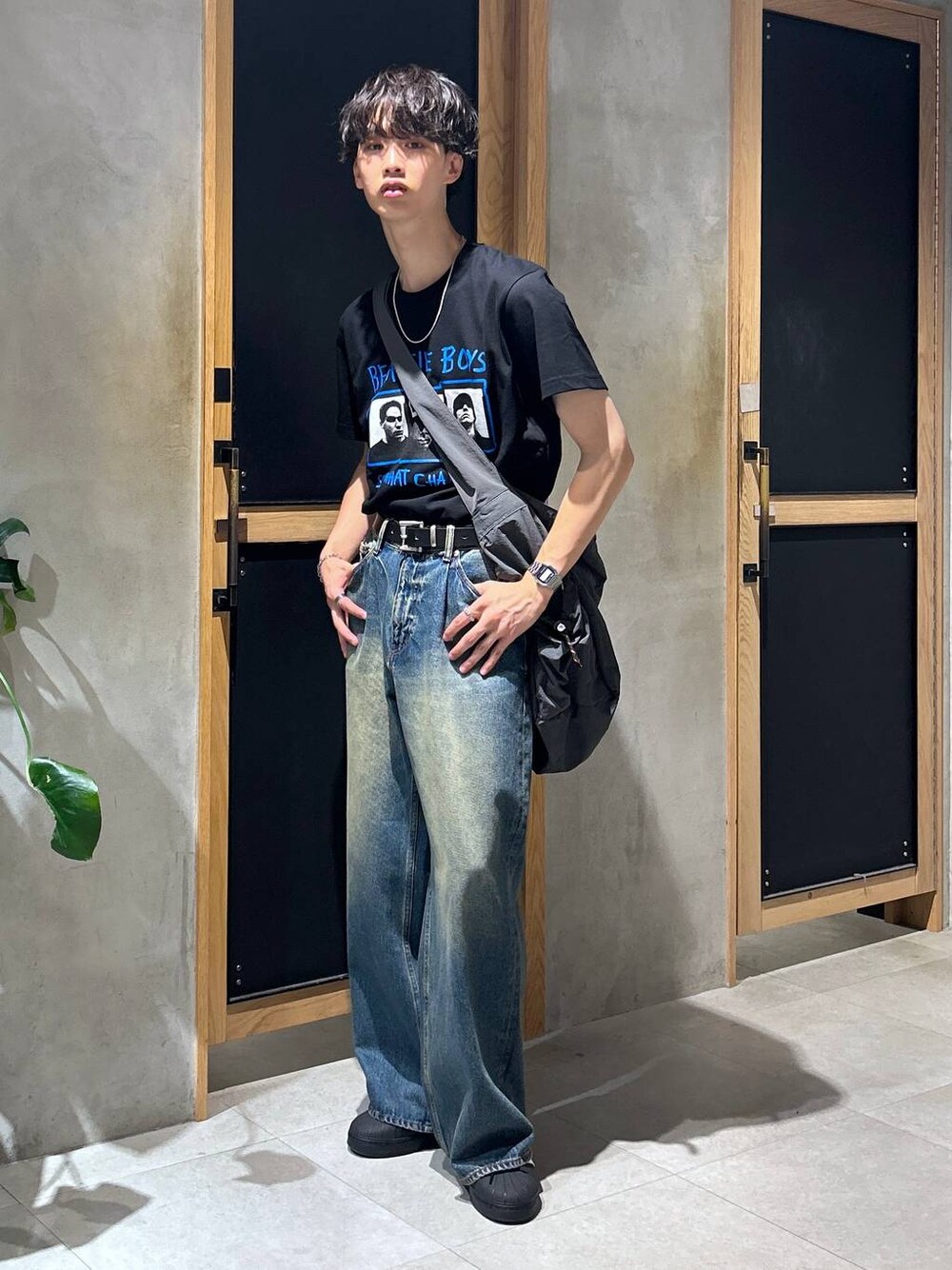 「女子ウケ、ベーシック/シンプル、きれいめ、デート/ロマンティック、春コーデ、夏コーデ、ラフ、モテ、Tシャツ、ネックレス、ワイドパンツ、RAGEBLUE、カジュアル、デニムパンツ」｜「GOOD ROCK SPEEDの【GOOD ROCK SPEED/グッドロックスピード】ヴィンテージライク/ロックバンドフォトTシャツ（Tシャツ/カットソー、ブラック系）」を使った、 koutaさん（メンズ・173cm）の秋コーディネートの1枚目の写真