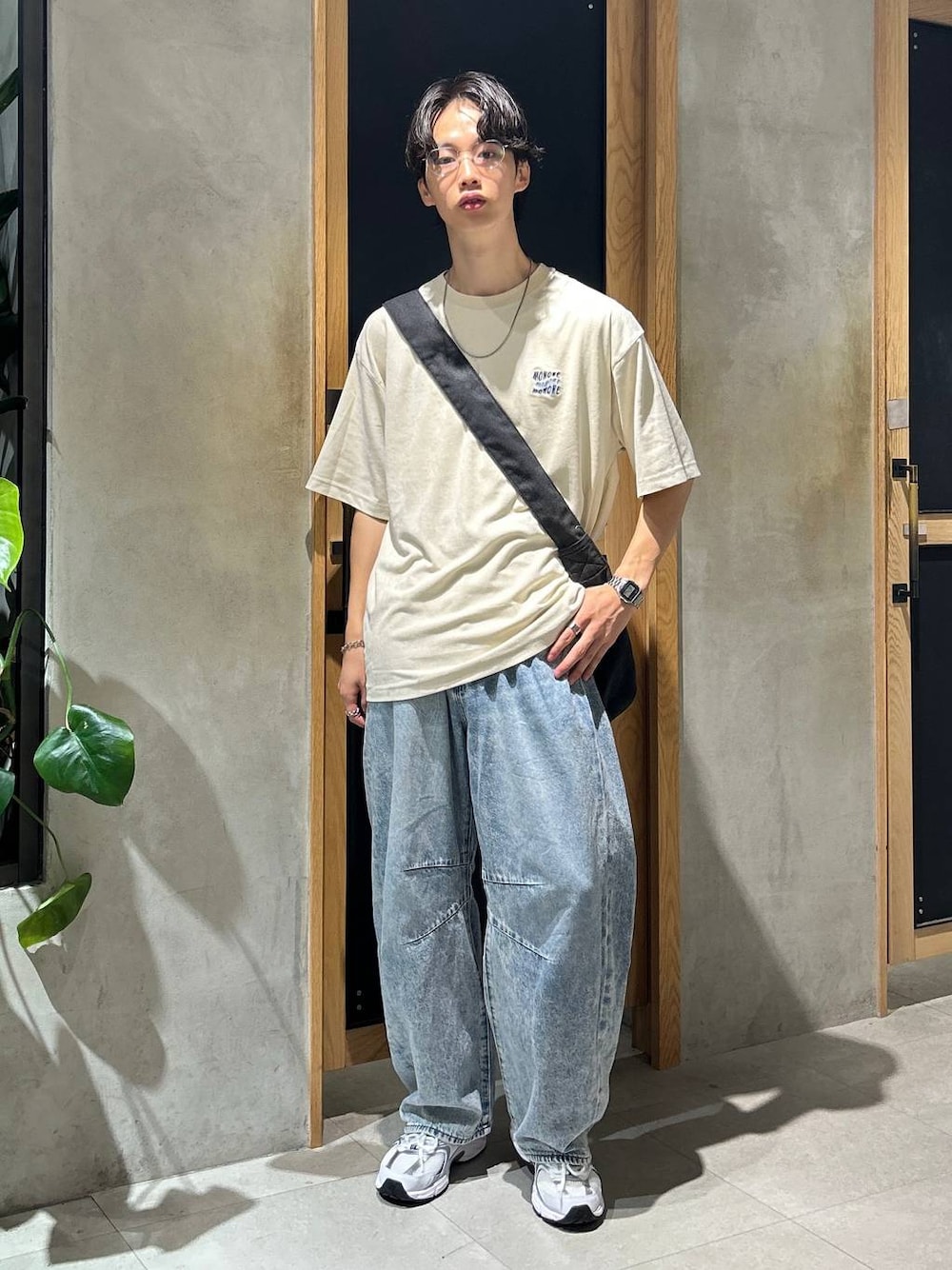 「女子ウケ、ベーシック/シンプル、デート/ロマンティック、春コーデ、夏コーデ、モテ、Tシャツ、ネックレス、ワイドパンツ、RAGEBLUE、スニーカー、デニムパンツ、カジュアル、ラフ」｜「NEW BALANCEの【New Balance】MR530SG（スニーカー、ホワイト系）」を使った、 koutaさん（メンズ・173cm）の夏コーディネートの1枚目の写真