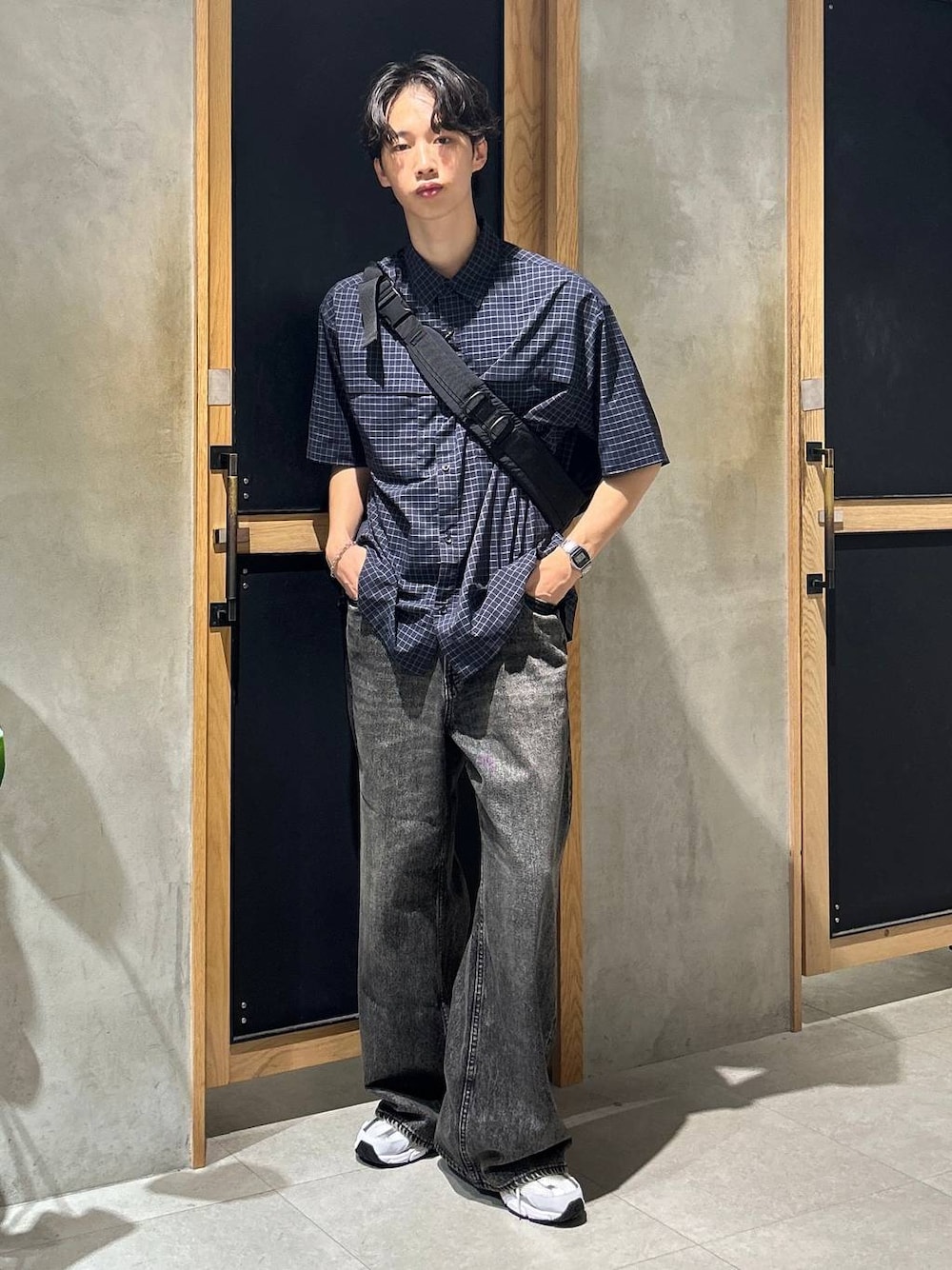 「女子ウケ、ベーシック/シンプル、デート/ロマンティック、春コーデ、夏コーデ、ラフ、モテ、Tシャツ、ワイドパンツ、RAGEBLUE、スニーカー、ショルダーバッグ、カジュアル、デニムパンツ」｜「NEW BALANCEの【New Balance】MR530SG（スニーカー、ホワイト系）」を使った、 koutaさん（メンズ・173cm）の夏コーディネートの1枚目の写真