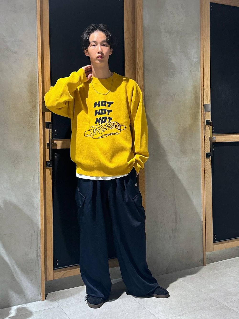 「女子ウケ、ベーシック/シンプル、デート/ロマンティック、秋コーデ、ラフ、モテ、Tシャツ、ネックレス、ワイドパンツ、RAGEBLUE、ニット、スニーカー、ロンT、ミリタリー、カジュアル」｜「adidasの【adidas/アディダス】HB Spezial/ハンドボールシューズ（スニーカー、ブラック系）」を使った、 koutaさん（メンズ・173cm）の秋コーディネートの1枚目の写真