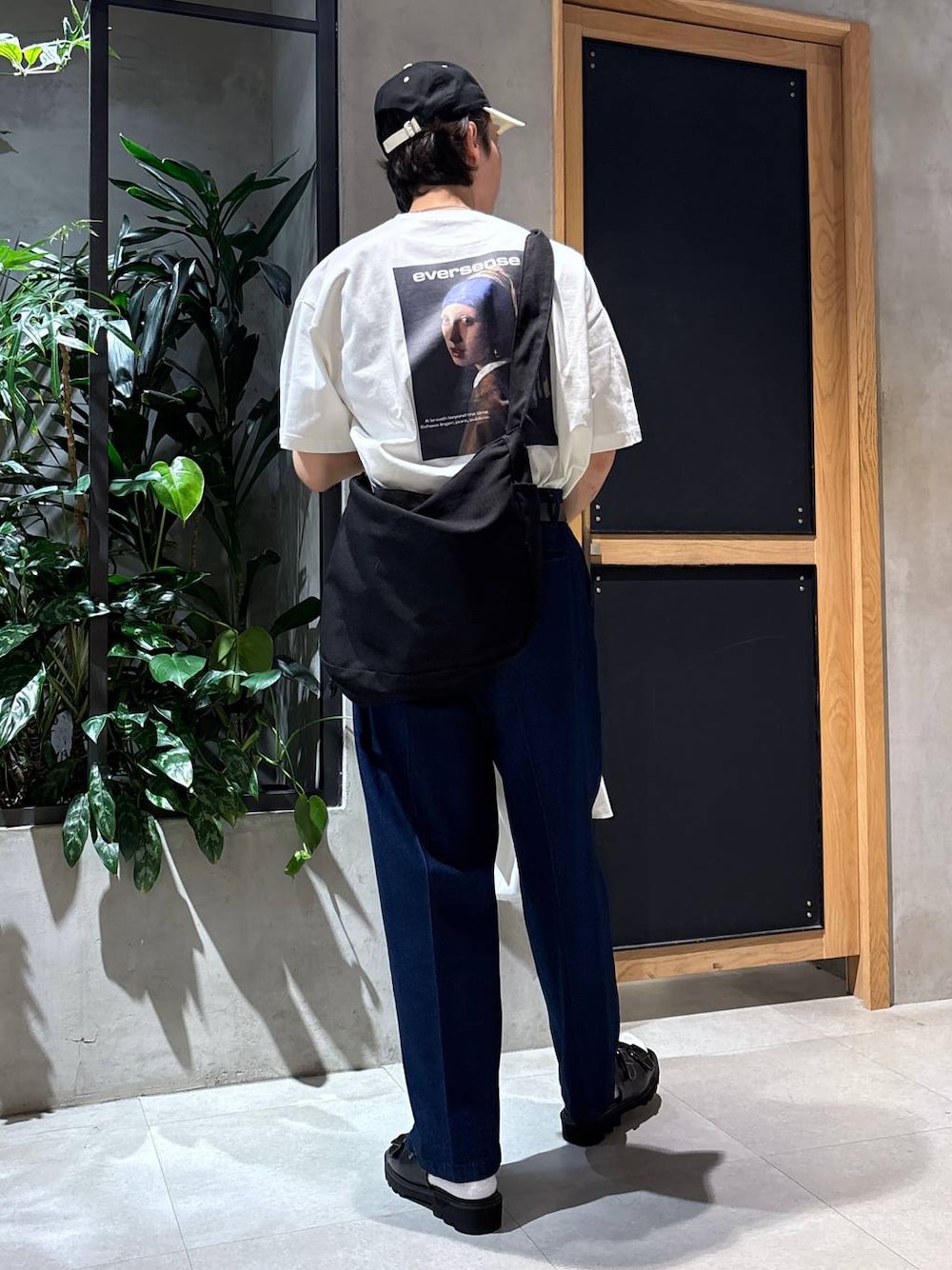 「女子ウケ、ベーシック/シンプル、きれいめ、春コーデ、夏コーデ、ラフ、Tシャツ、ネックレス、ワイドパンツ、RAGEBLUE、シンプルコーデ、きれいめカジュアル、シンプル、シャツ、サンダル」｜「RAGEBLUEのアンティーク風/メタルバックルリアルレザーベルト（ベルト、ブラック系）」を使った、 koutaさん（メンズ・173cm）の夏コーディネートの1枚目の写真