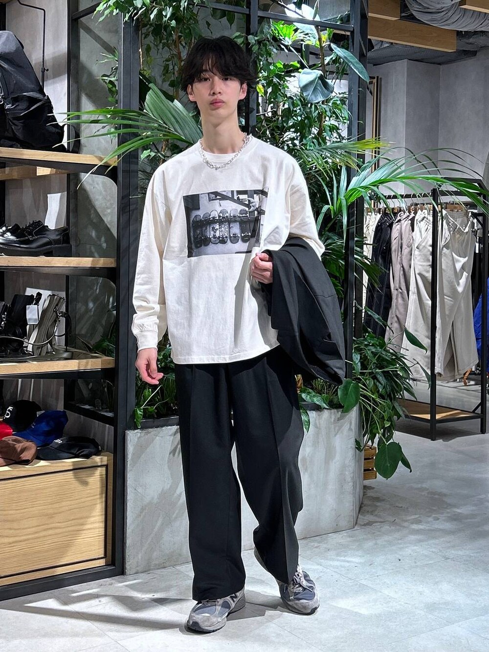 「ロンT、女子ウケ、ベーシック/シンプル、春コーデ、ラフ、Tシャツ、ネックレス、ワイドパンツ、RAGEBLUE、シンプルコーデ、きれいめカジュアル、シンプル、カジュアル、セットアップ、スラックス」｜「RAGEBLUEのステンレスデザインショートネックレス（ネックレス、その他）」を使った、 koutaさん（メンズ・173cm）の春コーディネートの1枚目の写真