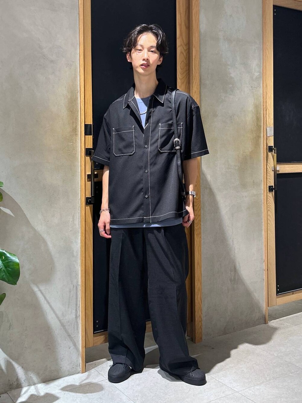 「女子ウケ、ベーシック/シンプル、きれいめ、デート/ロマンティック、春コーデ、夏コーデ、ラフ、モテ、Tシャツ、ネックレス、スラックス、ワイドパンツ、RAGEBLUE、ショルダーバッグ、スニーカー」｜「RAGEBLUEのパウダーブリーチ/ワンポイント刺繍オーバーサイズポンチTシャツ（Tシャツ/カットソー、ブルー系）」を使った、 koutaさん（メンズ・173cm）の夏コーディネートの1枚目の写真