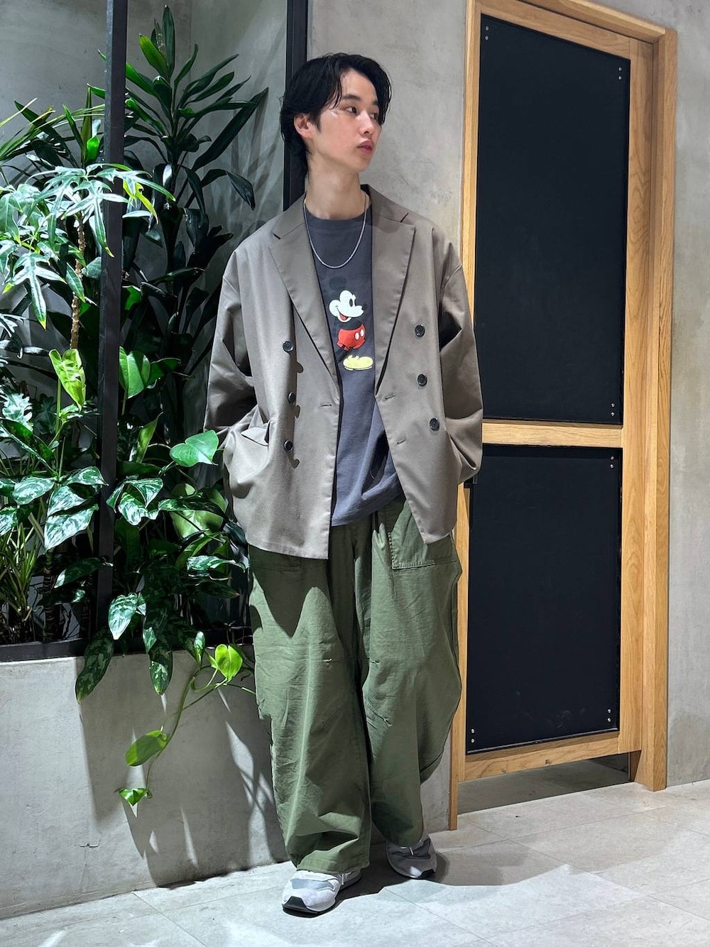 「女子ウケ、ベーシック/シンプル、春コーデ、夏コーデ、ラフ、Tシャツ、ネックレス、ワイドパンツ、RAGEBLUE、シンプルコーデ、シンプル、カジュアル、ミリタリー、テーラードジャケット、スニーカー」｜「NEW BALANCEの【New Blance】CM996 GR2/スニーカー（スニーカー、グレー系）」を使った、 koutaさん（メンズ・173cm）の春コーディネートの1枚目の写真