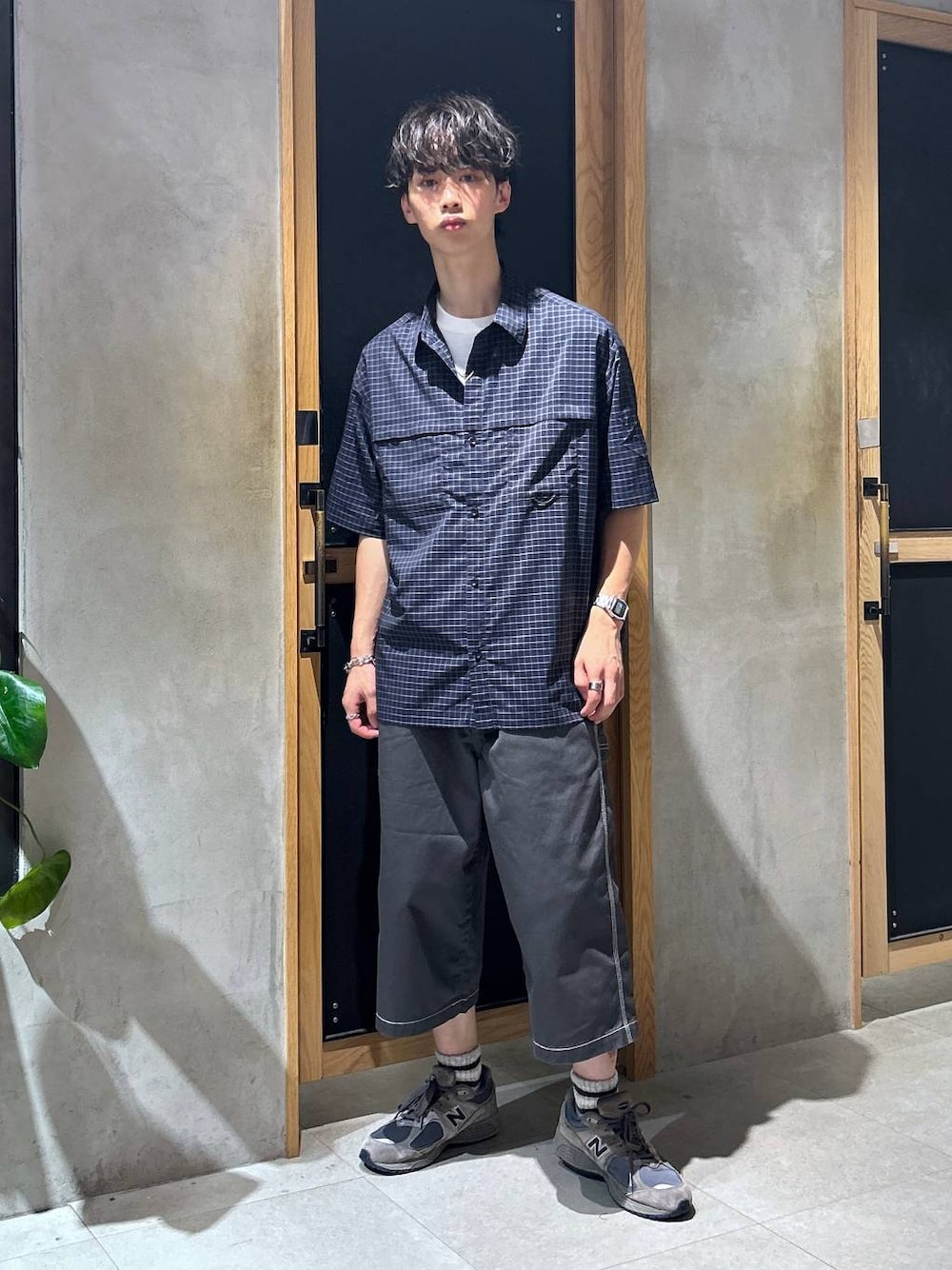 「女子ウケ、ベーシック/シンプル、デート/ロマンティック、春コーデ、夏コーデ、ラフ、モテ、Tシャツ、ネックレス、ワイドパンツ、RAGEBLUE、カジュアル、シャツ、ハーフパンツ、サマーセール」｜「RAGEBLUEのフラワー/コインモチーフデザインリング（リング、ホワイト系）」を使った、 koutaさん（メンズ・173cm）の夏コーディネートの1枚目の写真