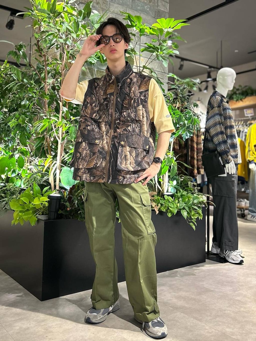 「女子ウケ、ベーシック/シンプル、デート/ロマンティック、春コーデ、夏コーデ、ラフ、モテ、Tシャツ、ネックレス、RAGEBLUE、ベスト、ミリタリー、ワイドパンツ、カジュアル」｜「RAGEBLUEのマルチポケット/ミリタリー/オーバーサイズナイロンベスト（ベスト、ブラウン系）」を使った、 koutaさん（メンズ・173cm）の夏コーディネートの1枚目の写真