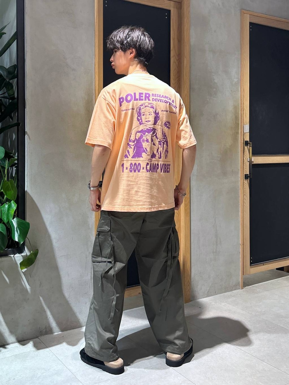 「女子ウケ、デート/ロマンティック、春コーデ、夏コーデ、ラフ、モテ、Tシャツ、ネックレス、ワイドパンツ、RAGEBLUE、カジュアル、アウトドア、ストリート、サンダル、個性派」｜「RAGEBLUEのM-65/ワイドストレートジャーマンバギーミリタリーカーゴパンツ（カーゴパンツ、グリーン系）」を使った、 koutaさん（メンズ・173cm）の夏コーディネートの1枚目の写真