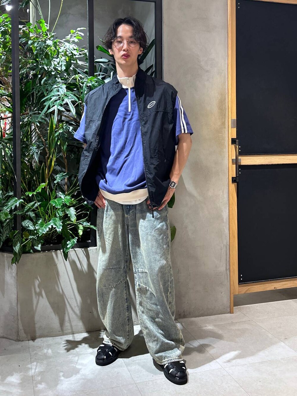 「女子ウケ、デート/ロマンティック、春コーデ、夏コーデ、ラフ、モテ、Tシャツ、ワイドパンツ、RAGEBLUE、デニムパンツ、タンクトップ、ベスト、カジュアル、ストリート」｜「Healthknitの【Healthknit/ヘルスニット】3P/シンカー2ラインソックス（ソックス/靴下、ホワイト系）」を使った、 koutaさん（メンズ・173cm）の夏コーディネートの1枚目の写真