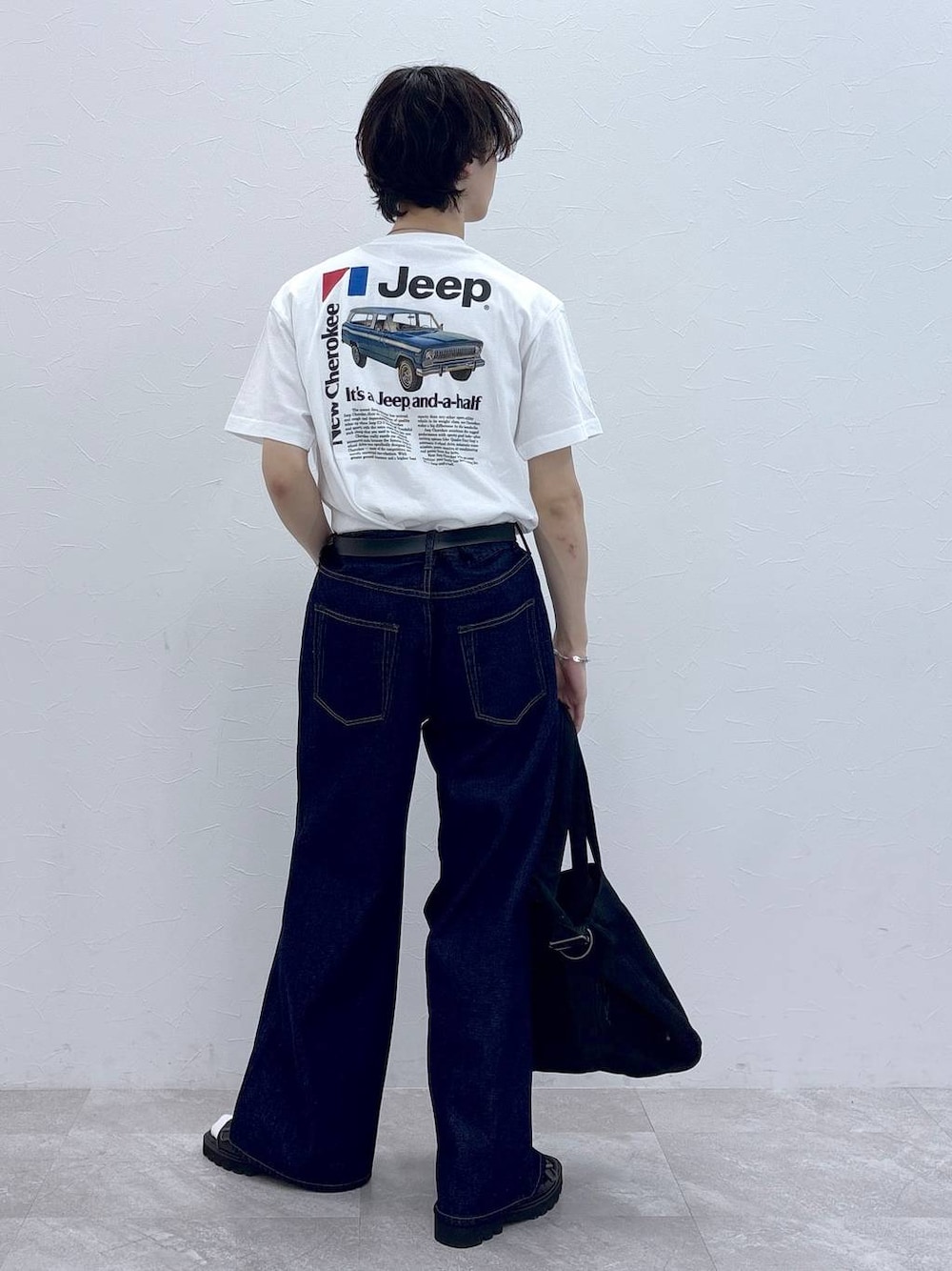 ブラック系のサンダル、ブルー系のデニムパンツ、ブラック系のショルダーバッグを着用したメンズの夏コーディネートの1枚目の写真