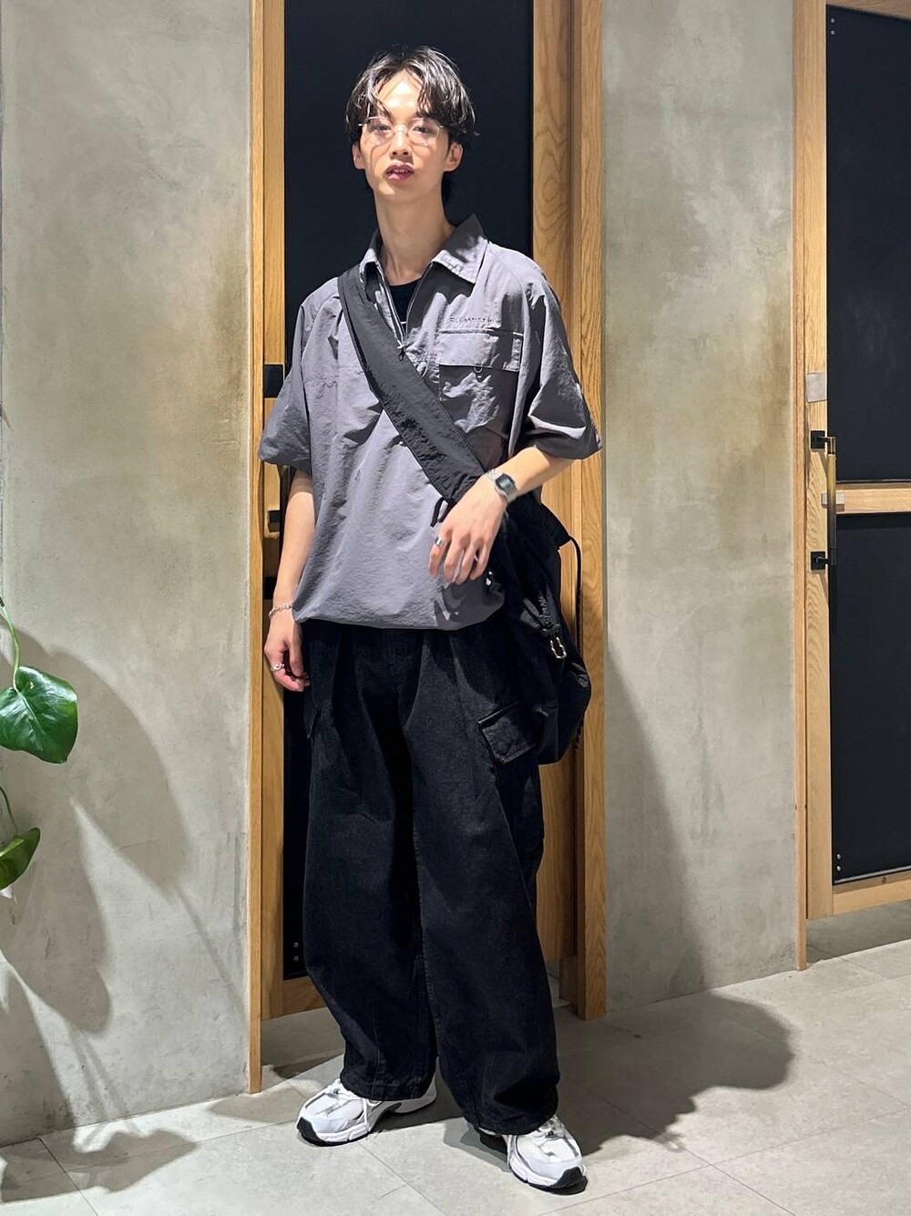「女子ウケ、ベーシック/シンプル、デート/ロマンティック、春コーデ、夏コーデ、ラフ、モテ、Tシャツ、ネックレス、ワイドパンツ、RAGEBLUE、スニーカー、ショルダーバッグ、ミリタリー、デニムパンツ」｜「NEW BALANCEの【New Balance】MR530SG（スニーカー、ホワイト系）」を使った、 koutaさん（メンズ・173cm）の夏コーディネートの1枚目の写真