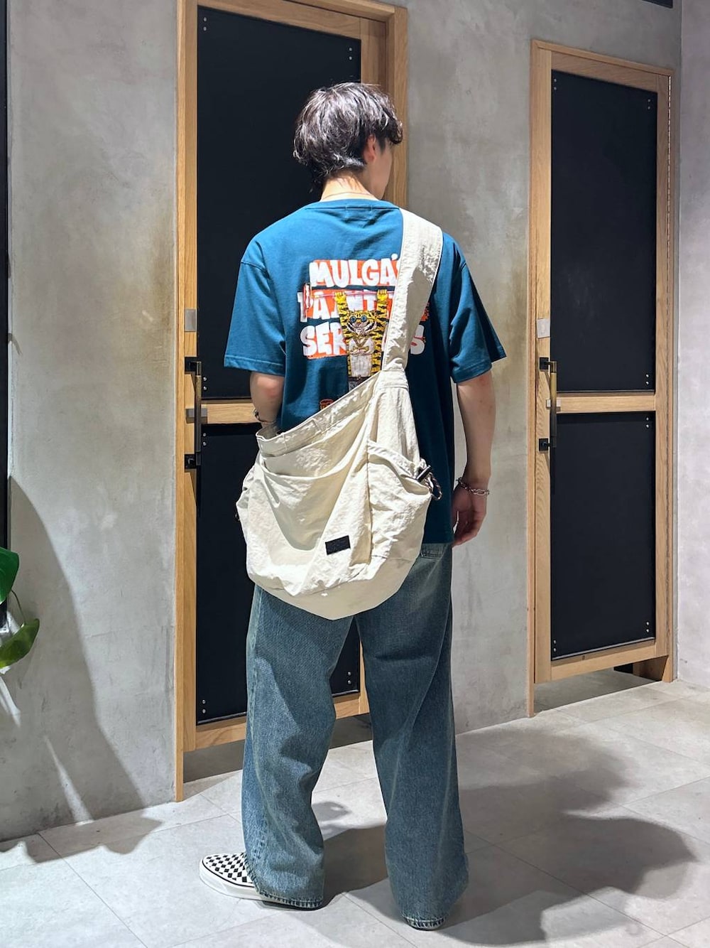 「ラフ、女子ウケ、デート/ロマンティック、春コーデ、夏コーデ、モテ、Tシャツ、ネックレス、ワイドパンツ、RAGEBLUE、カジュアル、個性派、デニムパンツ、ショルダーバッグ」｜「RAGEBLUEの12オンス/ルーズフィットデニムバギーパンツ5P（デニムパンツ、ブルー系）」を使った、 koutaさん（メンズ・173cm）の夏コーディネートの1枚目の写真