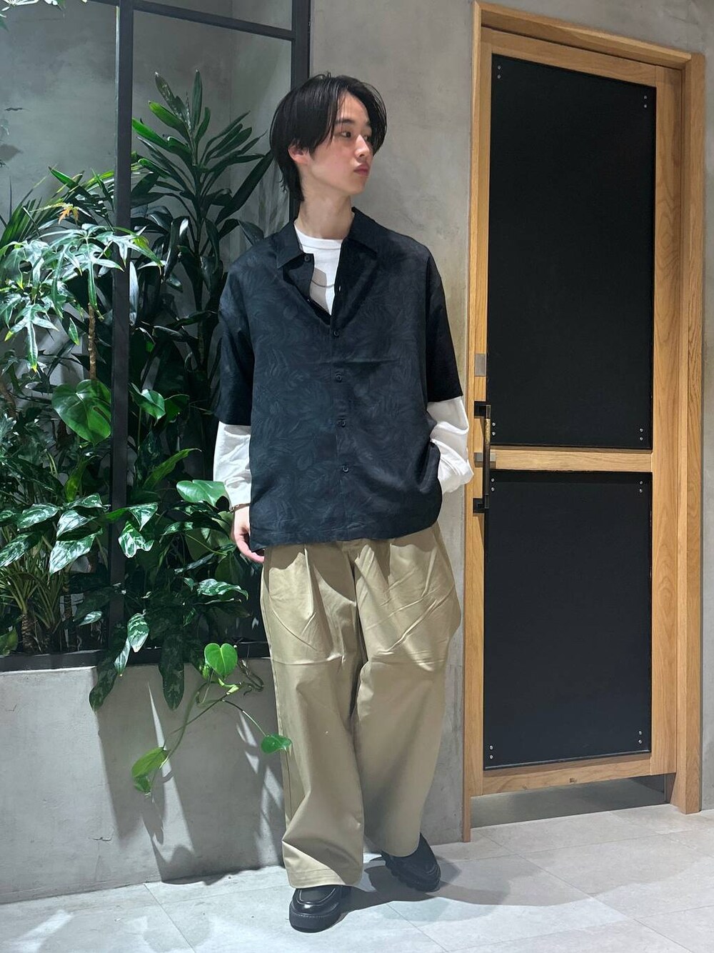 「女子ウケ、春コーデ、夏コーデ、ラフ、Tシャツ、ネックレス、ワイドパンツ、RAGEBLUE、シンプルコーデ、きれいめカジュアル、ロングヘア、ローファー、カジュアル、シャツ、個性派」｜「RAGEBLUEの【Dickies/ディッキーズ】別注タックバギーワイドチノパンツ（チノパンツ、ベージュ系）」を使った、 koutaさん（メンズ・173cm）の春コーディネートの1枚目の写真