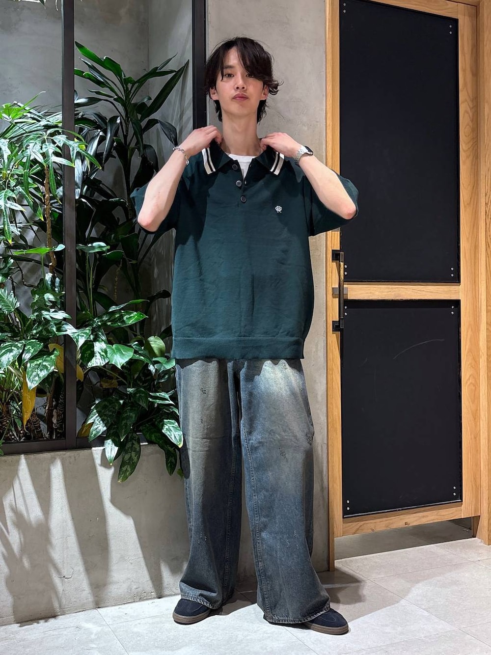 「女子ウケ、ベーシック/シンプル、春コーデ、夏コーデ、ラフ、Tシャツ、ネックレス、ワイドパンツ、RAGEBLUE、シンプルコーデ、きれいめカジュアル、シンプル、タンクトップ、デニムパンツ、フレアパンツ」｜「adidasの【adidas/アディダス】SPEZIAL/スペツィアル/スニーカー（スニーカー、ブラック系）」を使った、 koutaさん（メンズ・173cm）の夏コーディネートの1枚目の写真