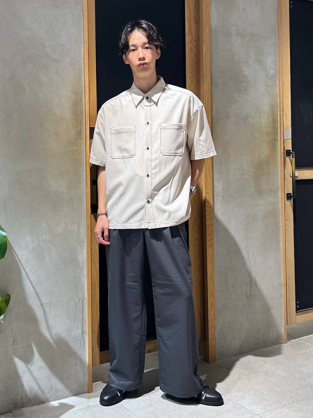 「女子ウケ、ベーシック/シンプル、きれいめ、デート/ロマンティック、春コーデ、夏コーデ、ラフ、モテ、ネックレス、スラックス、ワイドパンツ、RAGEBLUE、サンダル、シャツ」｜「RAGEBLUEのシンセティックレザー/フェイクスウェードグルカシューズ（ドレスシューズ、ブラック系）」を使った、 koutaさん（メンズ・173cm）の夏コーディネートの1枚目の写真