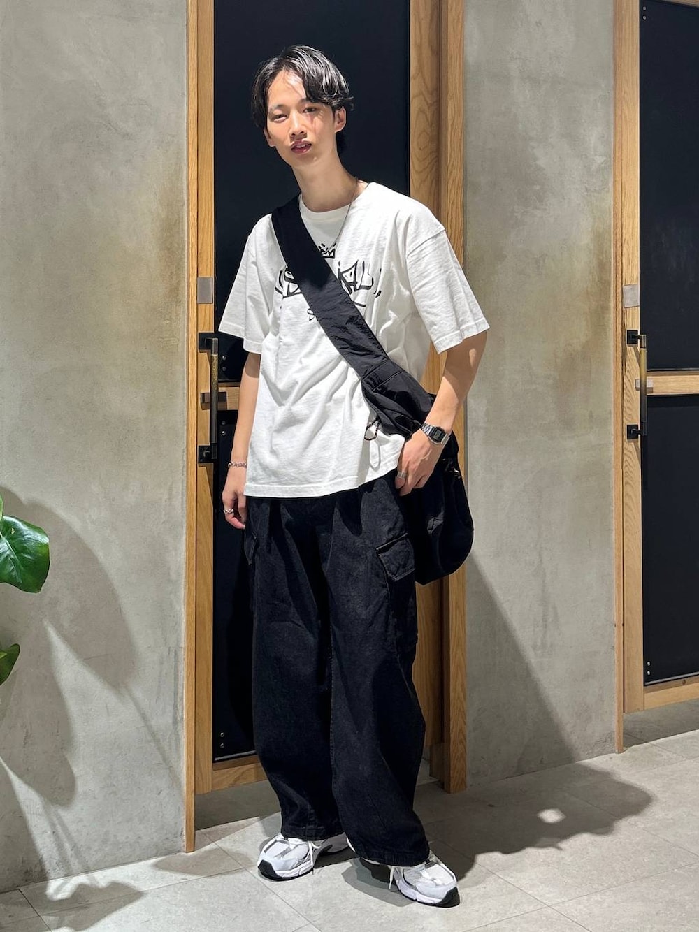 「女子ウケ、ベーシック/シンプル、デート/ロマンティック、春コーデ、夏コーデ、ラフ、モテ、Tシャツ、ネックレス、ワイドパンツ、RAGEBLUE、スニーカー、カジュアル、ストリート、ショルダーバッグ」｜「NEW BALANCEの【New Balance】MR530SG（スニーカー、ホワイト系）」を使った、 koutaさん（メンズ・173cm）の夏コーディネートの1枚目の写真