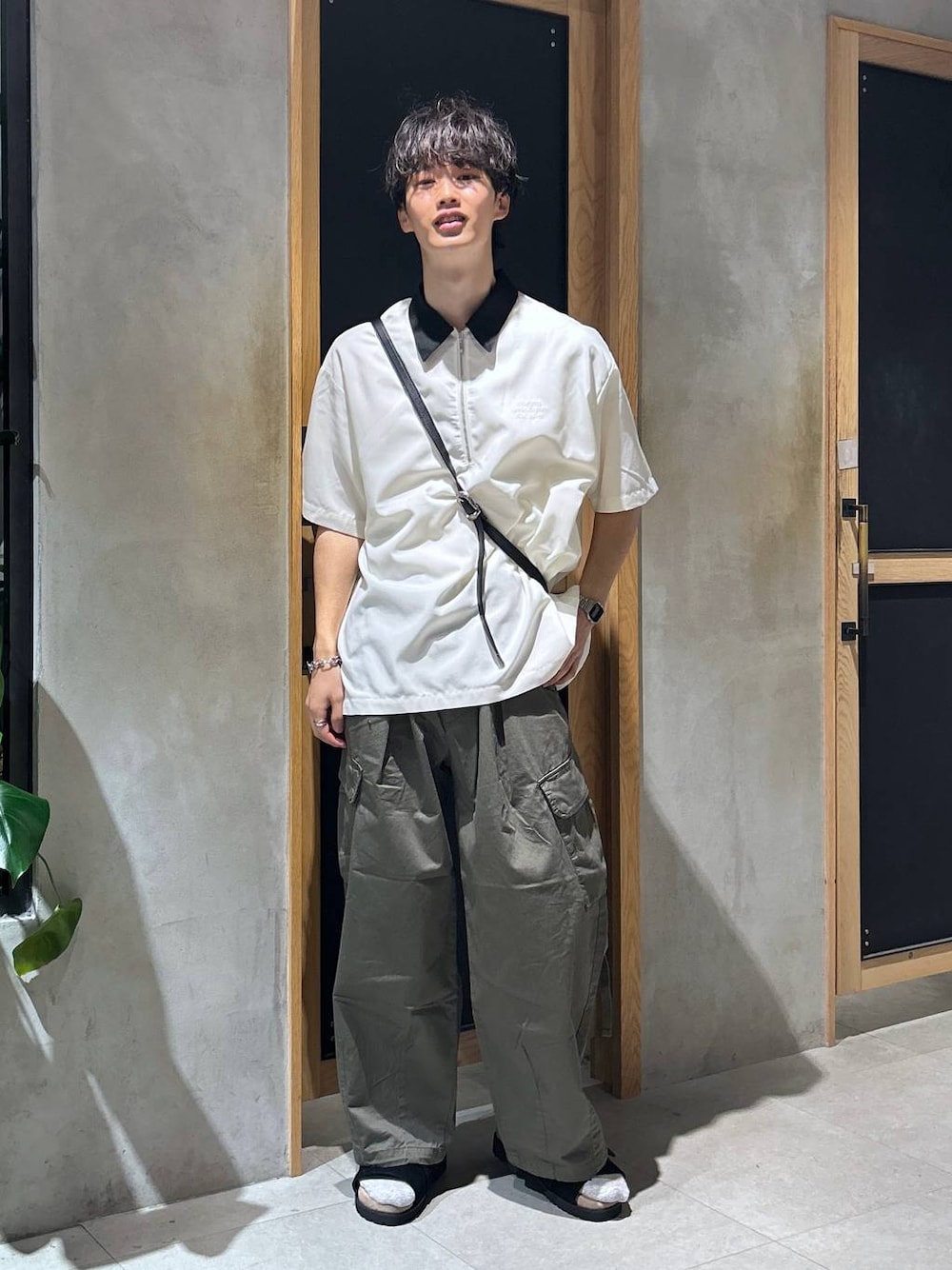 「女子ウケ、ベーシック/シンプル、デート/ロマンティック、春コーデ、夏コーデ、Tシャツ、ネックレス、ラフ、モテ、ワイドパンツ、RAGEBLUE、シャツ、カジュアル、ミリタリー、ショルダーバッグ」｜「RAGEBLUEのM-65/ワイドストレートジャーマンバギーミリタリーカーゴパンツ（カーゴパンツ、グリーン系）」を使った、 koutaさん（メンズ・173cm）の夏コーディネートの1枚目の写真