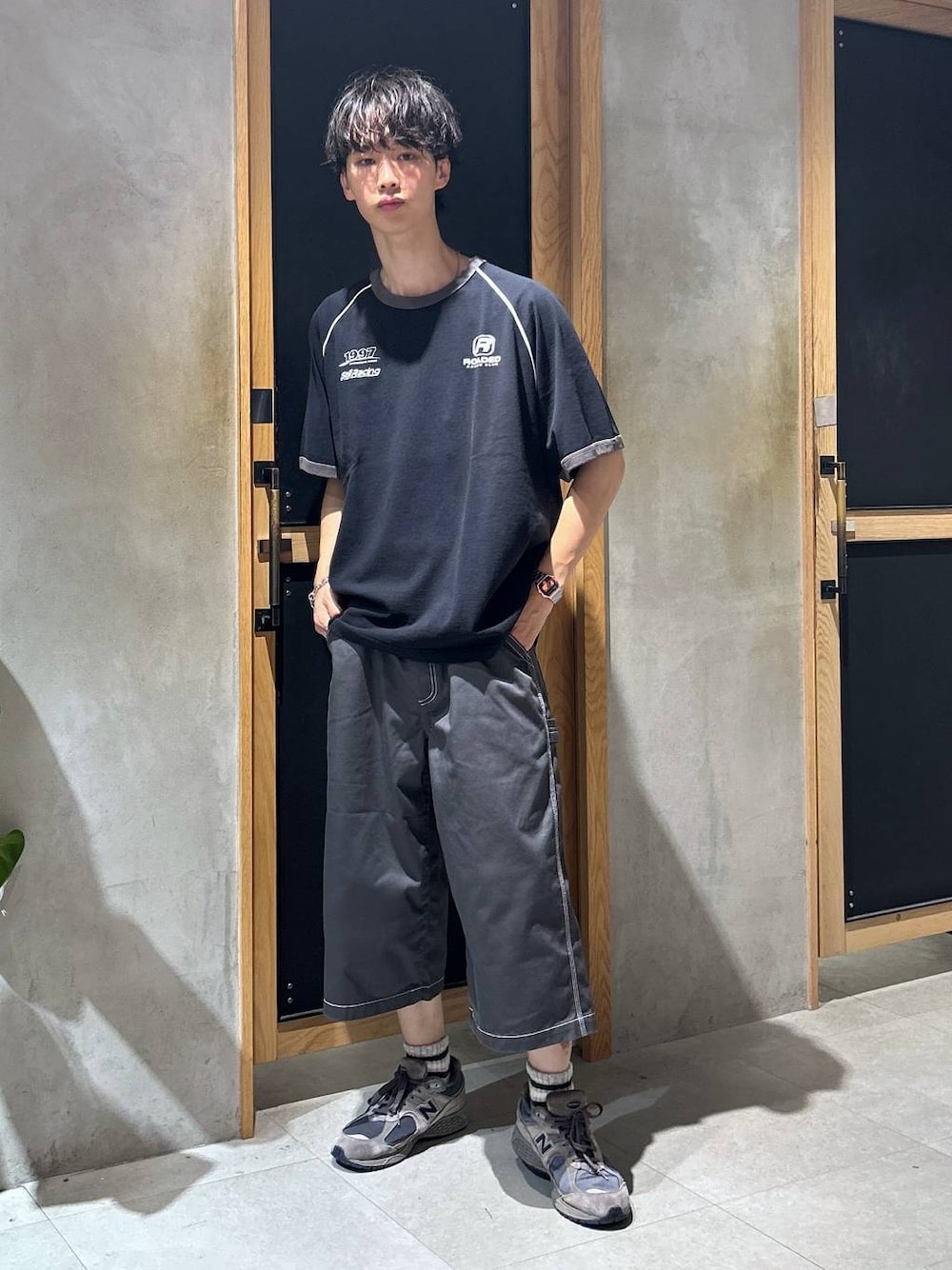 「女子ウケ、ベーシック/シンプル、デート/ロマンティック、春コーデ、夏コーデ、ラフ、モテ、Tシャツ、ネックレス、ワイドパンツ、RAGEBLUE、カジュアル、ハーフパンツ」｜「RAGEBLUEの天竺/オーバーサイズゲームTシャツ（Tシャツ/カットソー、ブラック系）」を使った、 koutaさん（メンズ・173cm）の夏コーディネートの1枚目の写真