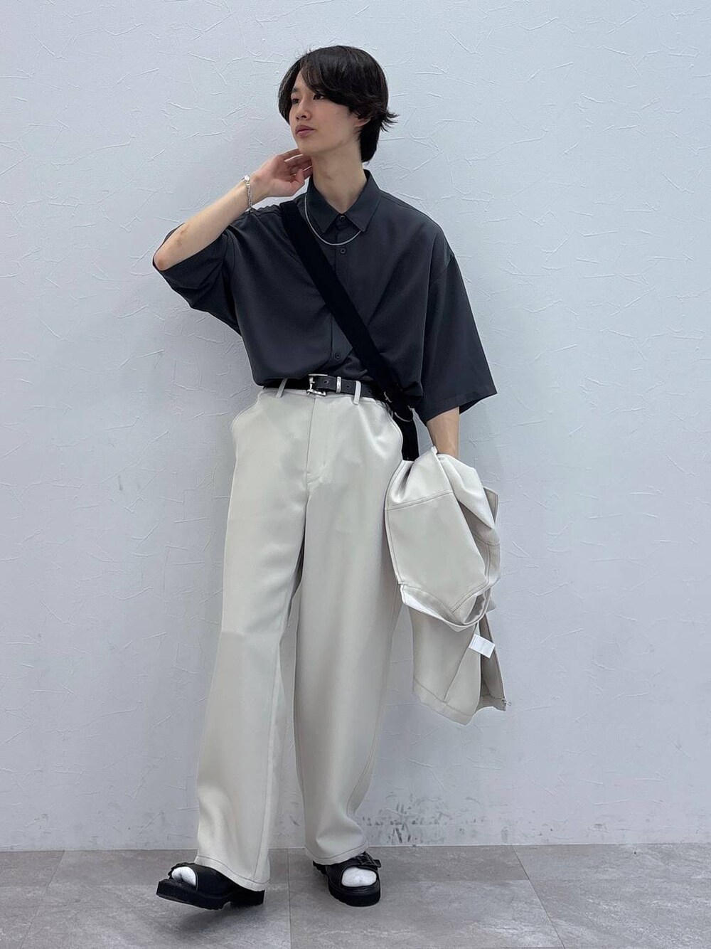 「女子ウケ、ベーシック/シンプル、きれいめ、春コーデ、夏コーデ、ラフ、Tシャツ、ネックレス、ワイドパンツ、RAGEBLUE、シンプルコーデ、きれいめカジュアル、シンプル、シャツ、セットアップ」｜「RAGEBLUEのアンティーク風/メタルバックルリアルレザーベルト（ベルト、ブラック系）」を使った、 koutaさん（メンズ・173cm）の夏コーディネートの1枚目の写真
